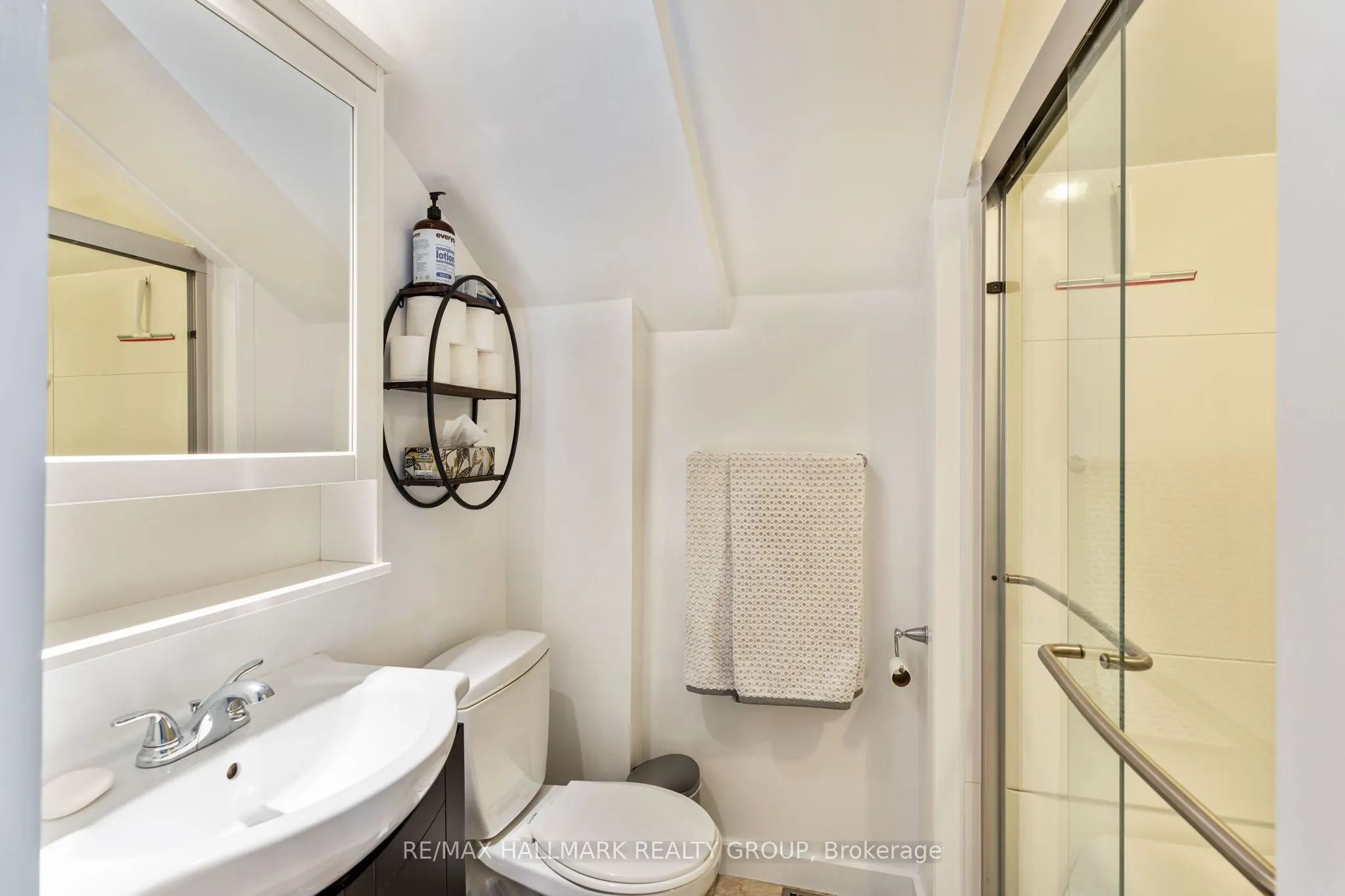 404 Henry Street W