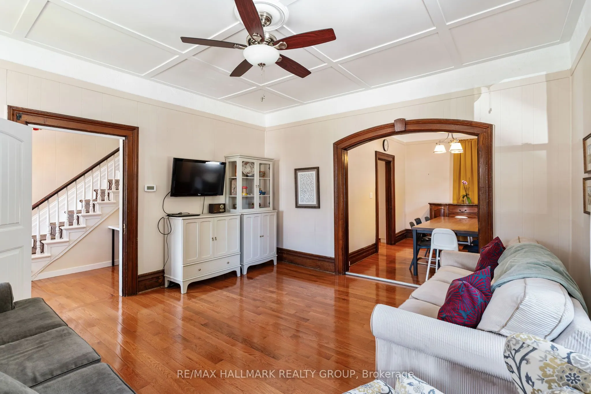 404 Henry Street W