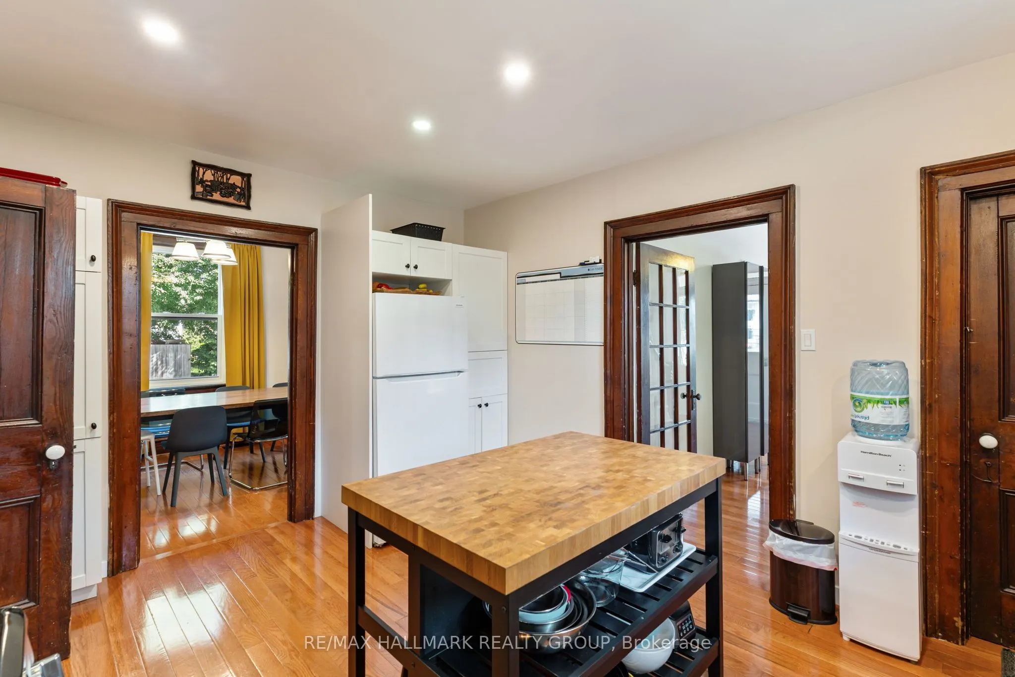 404 Henry Street W
