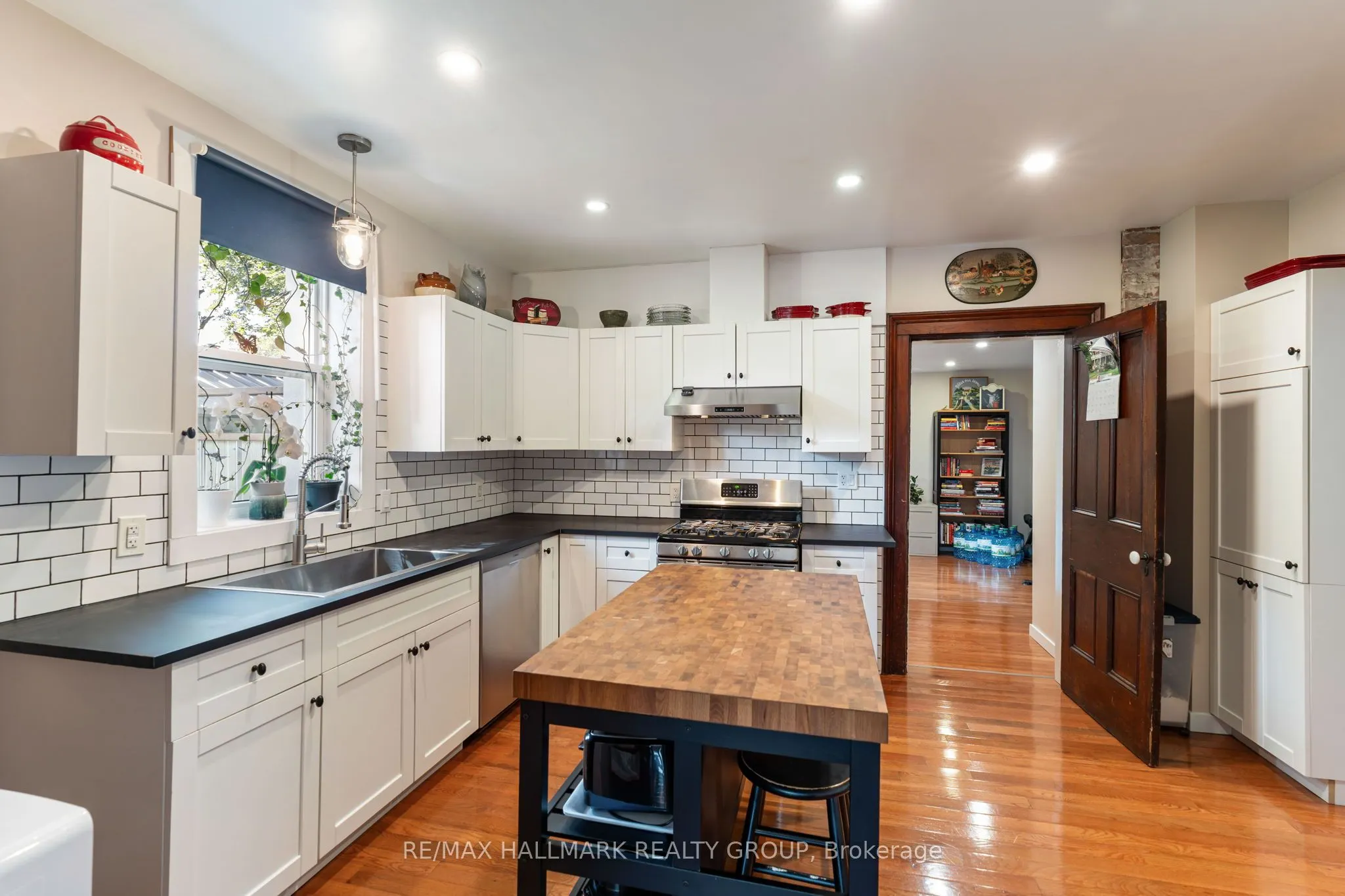 404 Henry Street W