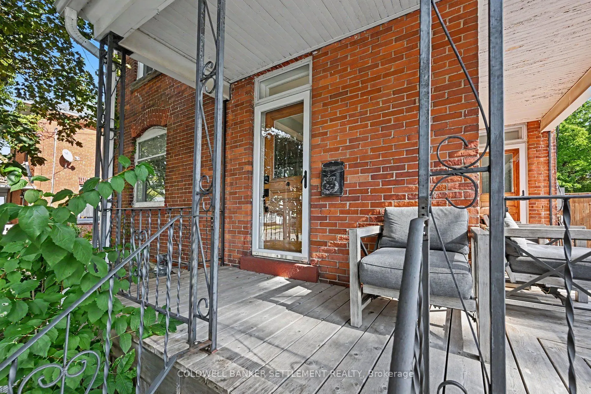 46 Brock Street S