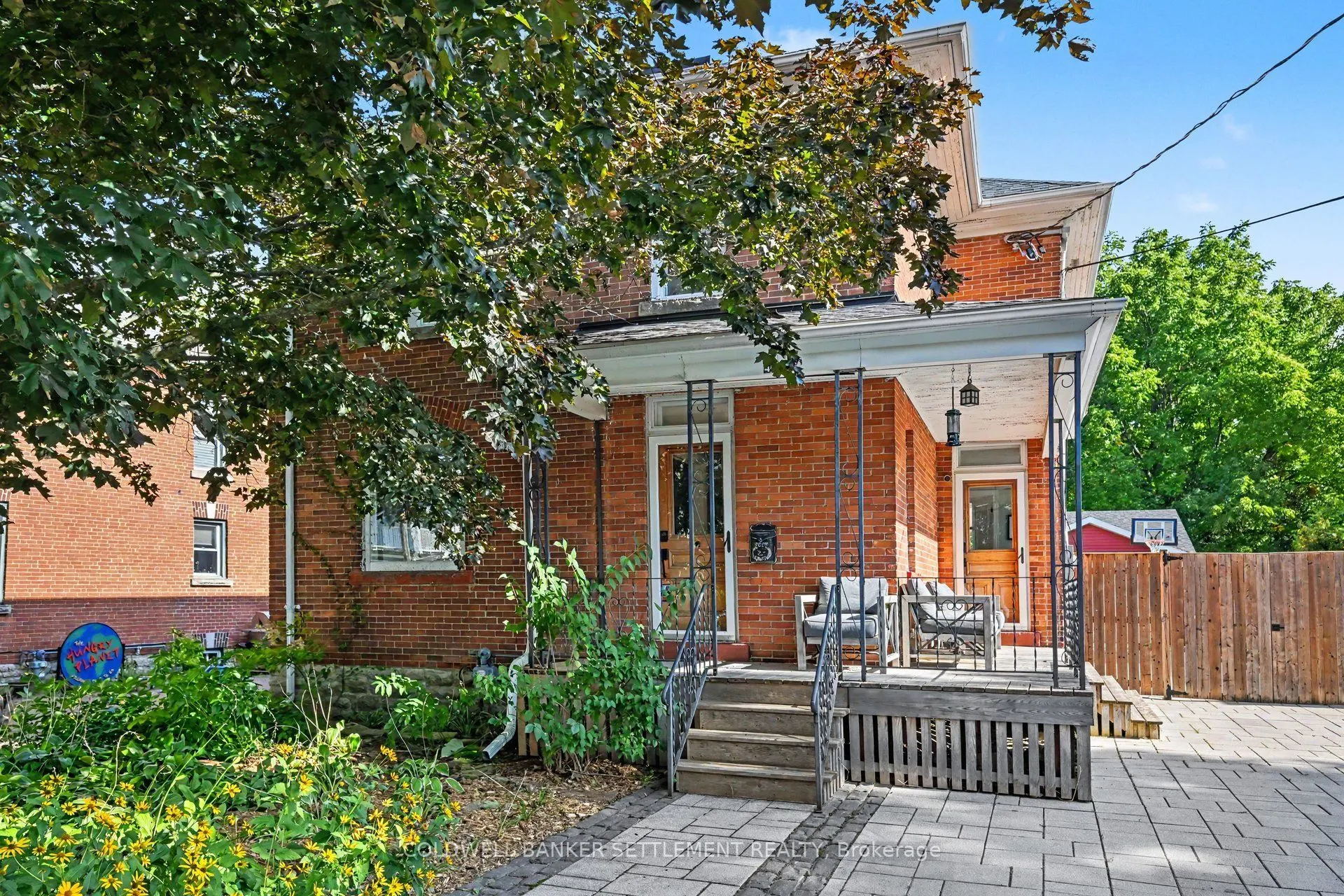 46 Brock Street S
