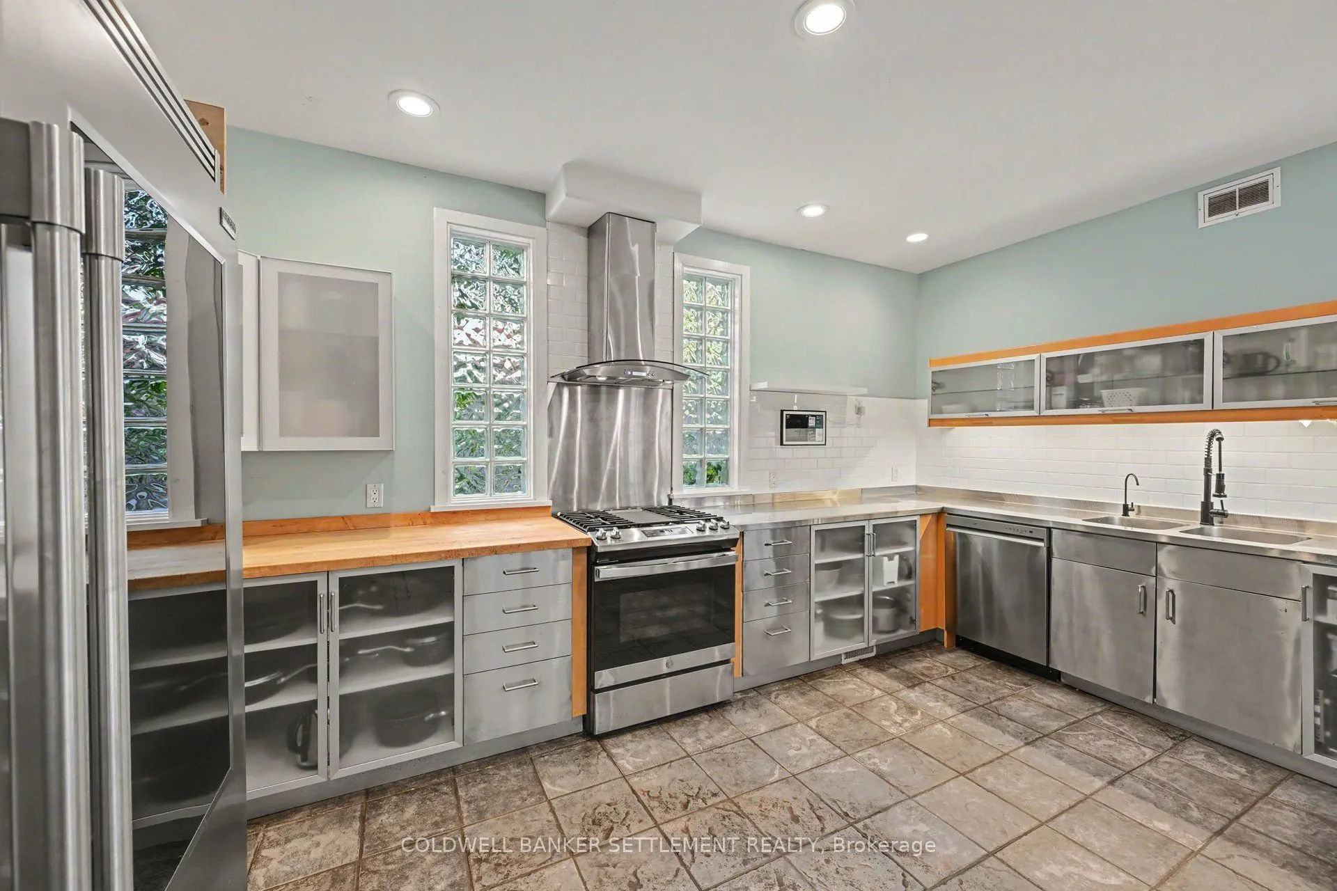 46 Brock Street S