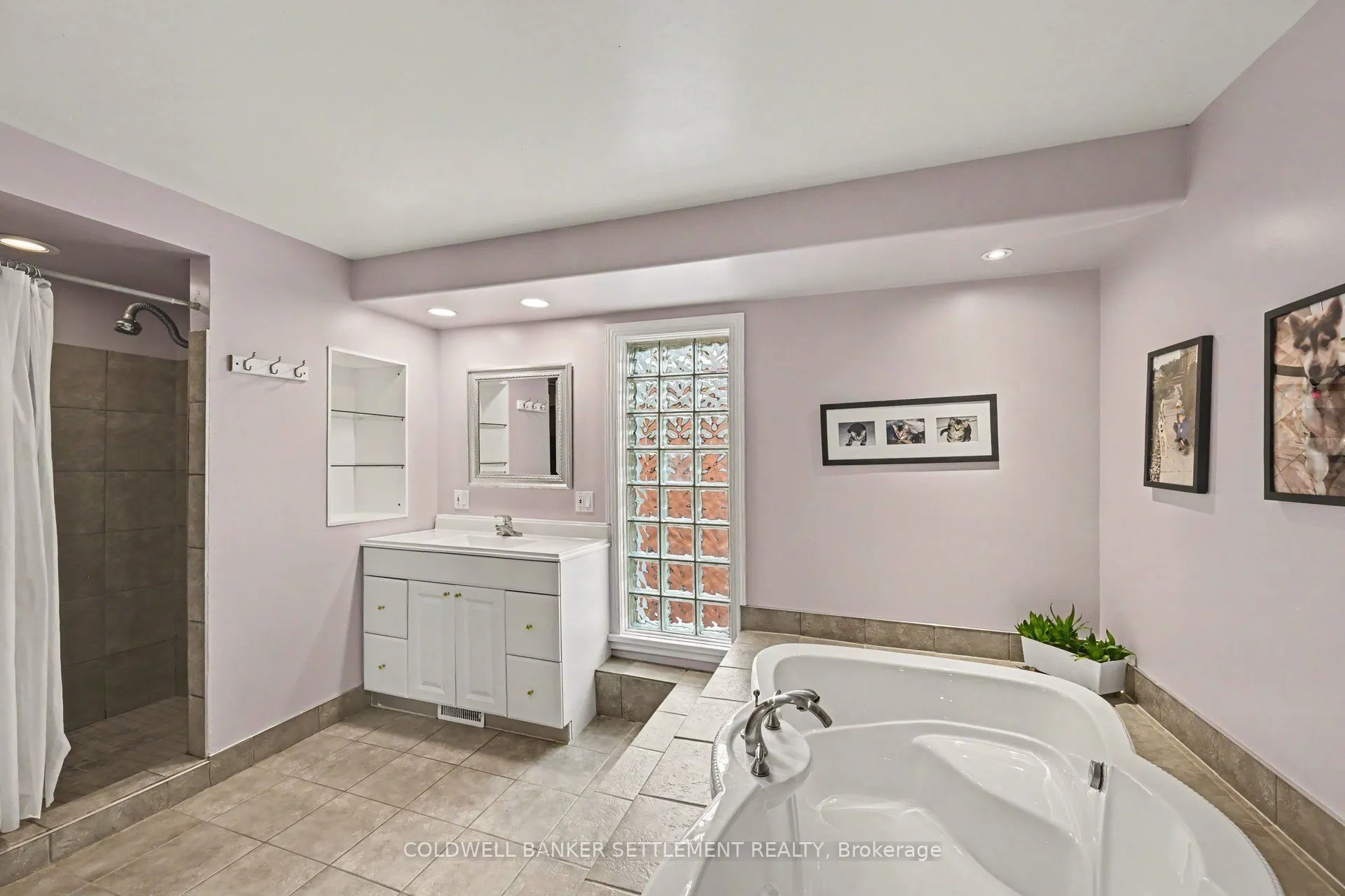 46 Brock Street S