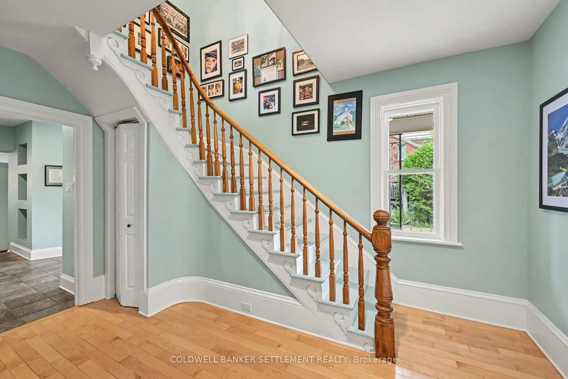 46 Brock Street S