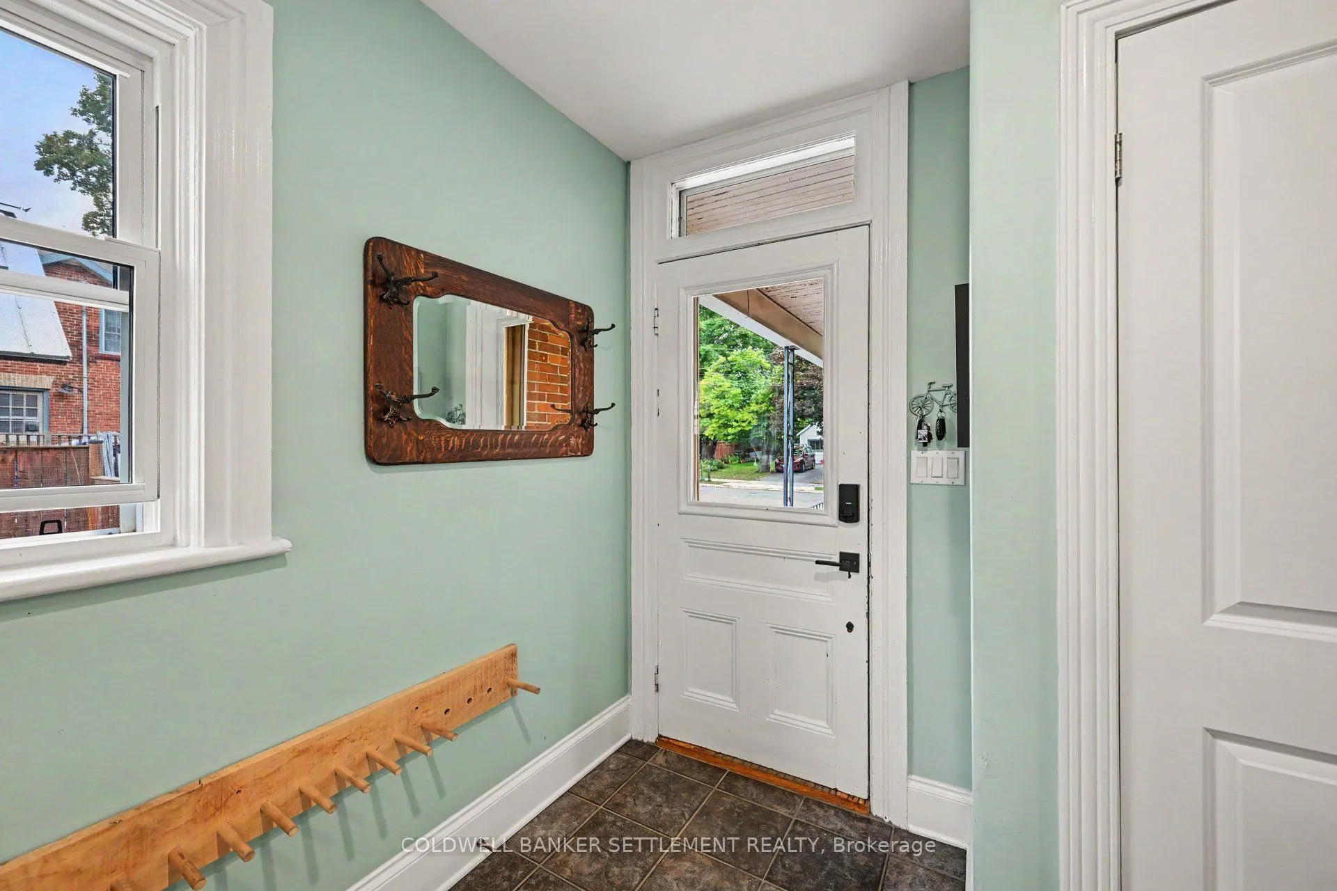 46 Brock Street S