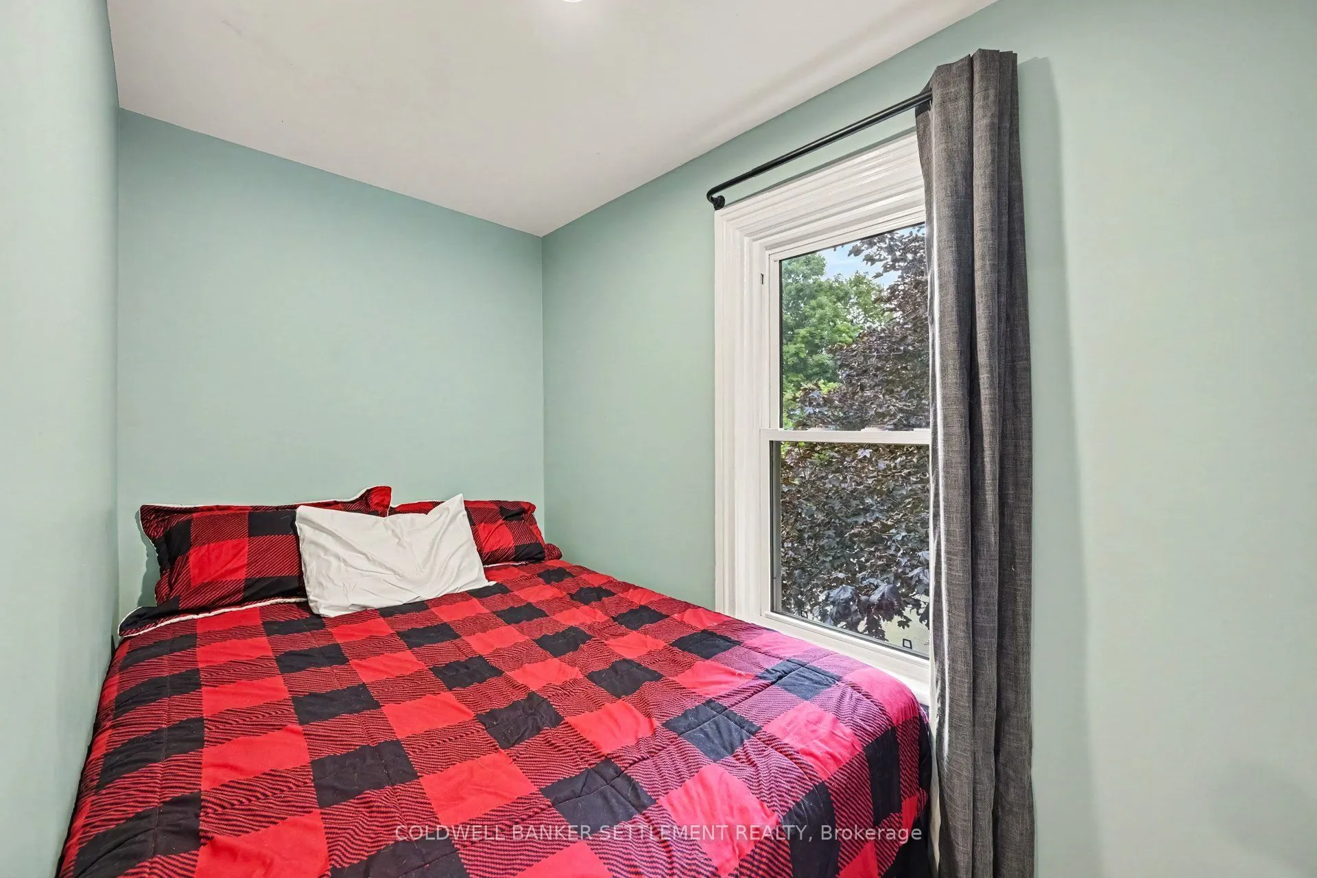46 Brock Street S