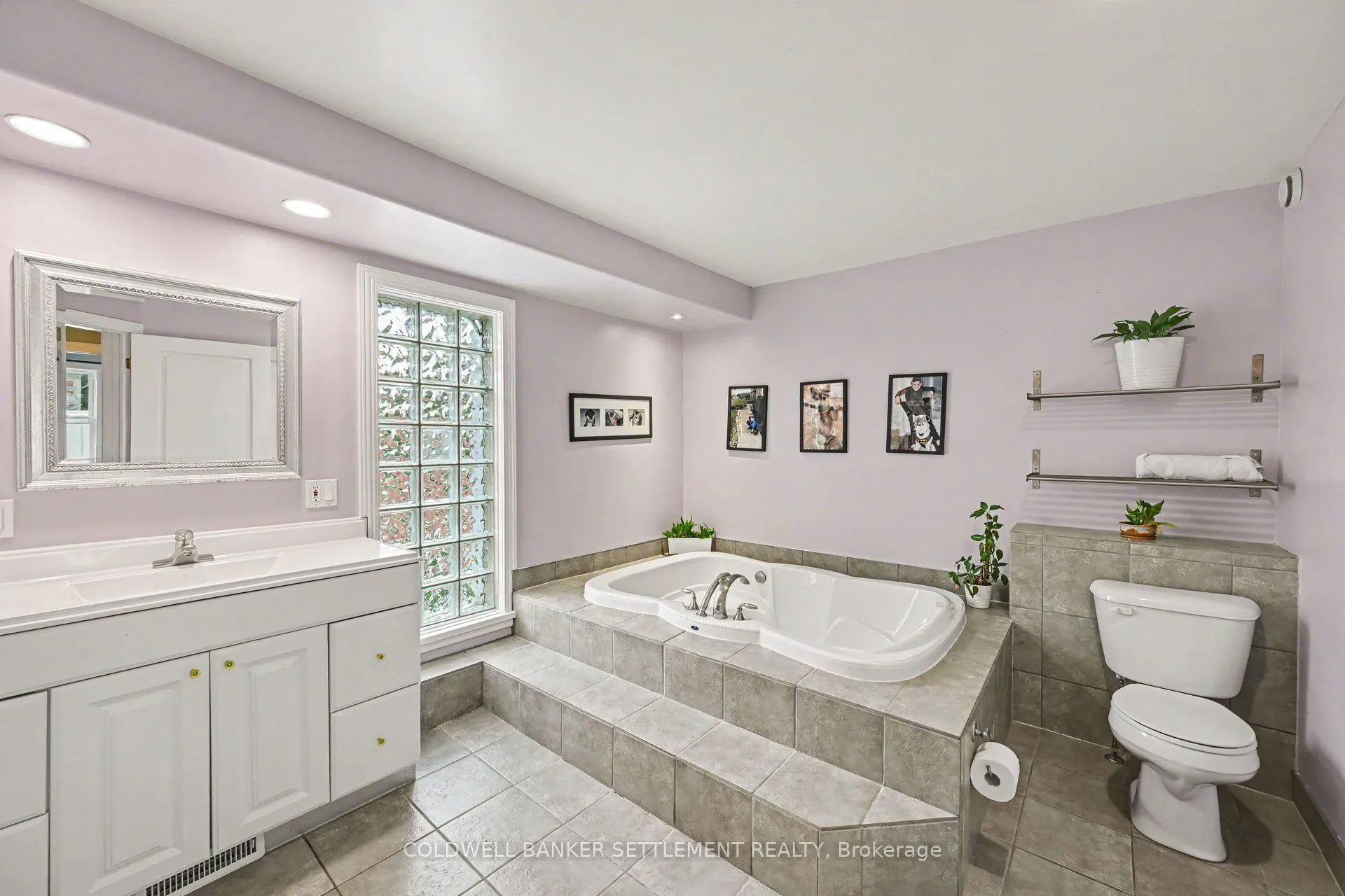 46 Brock Street S