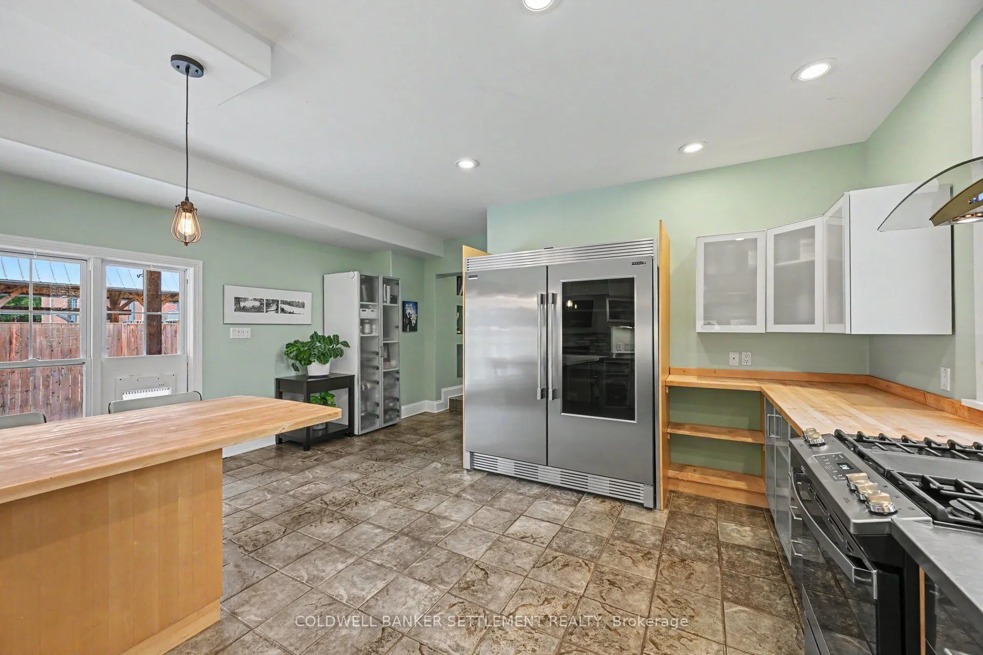 46 Brock Street S