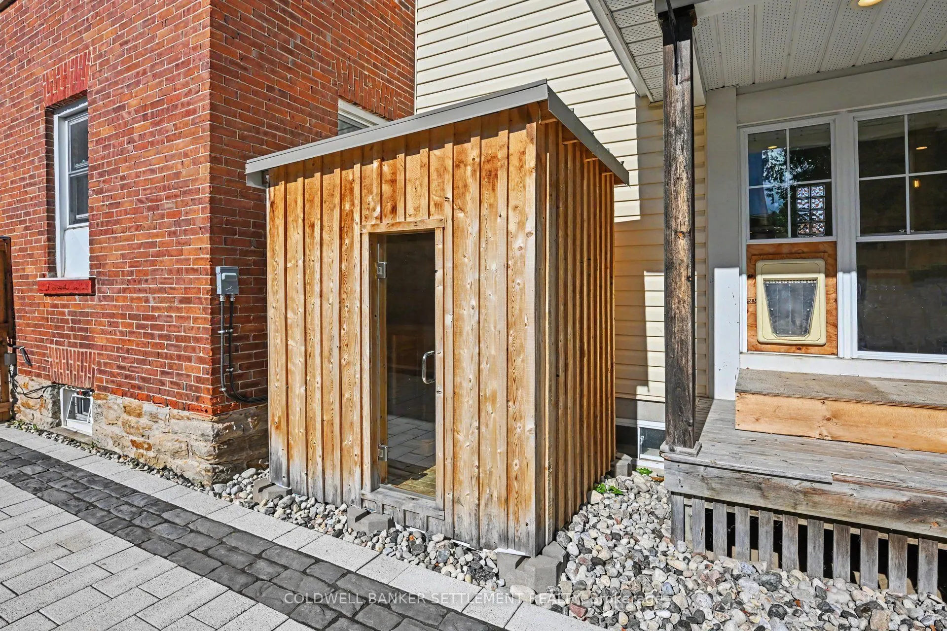 46 Brock Street S
