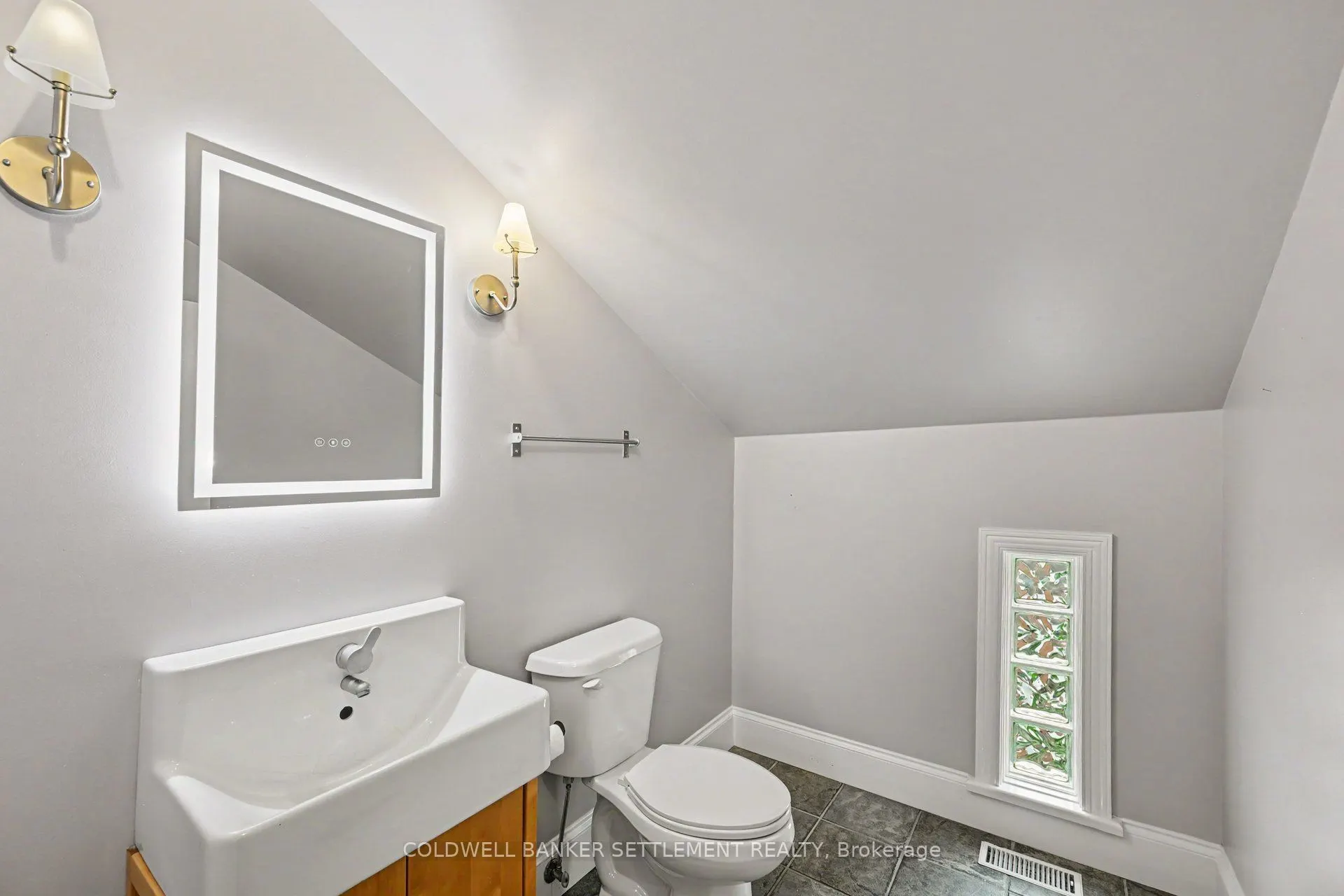 46 Brock Street S