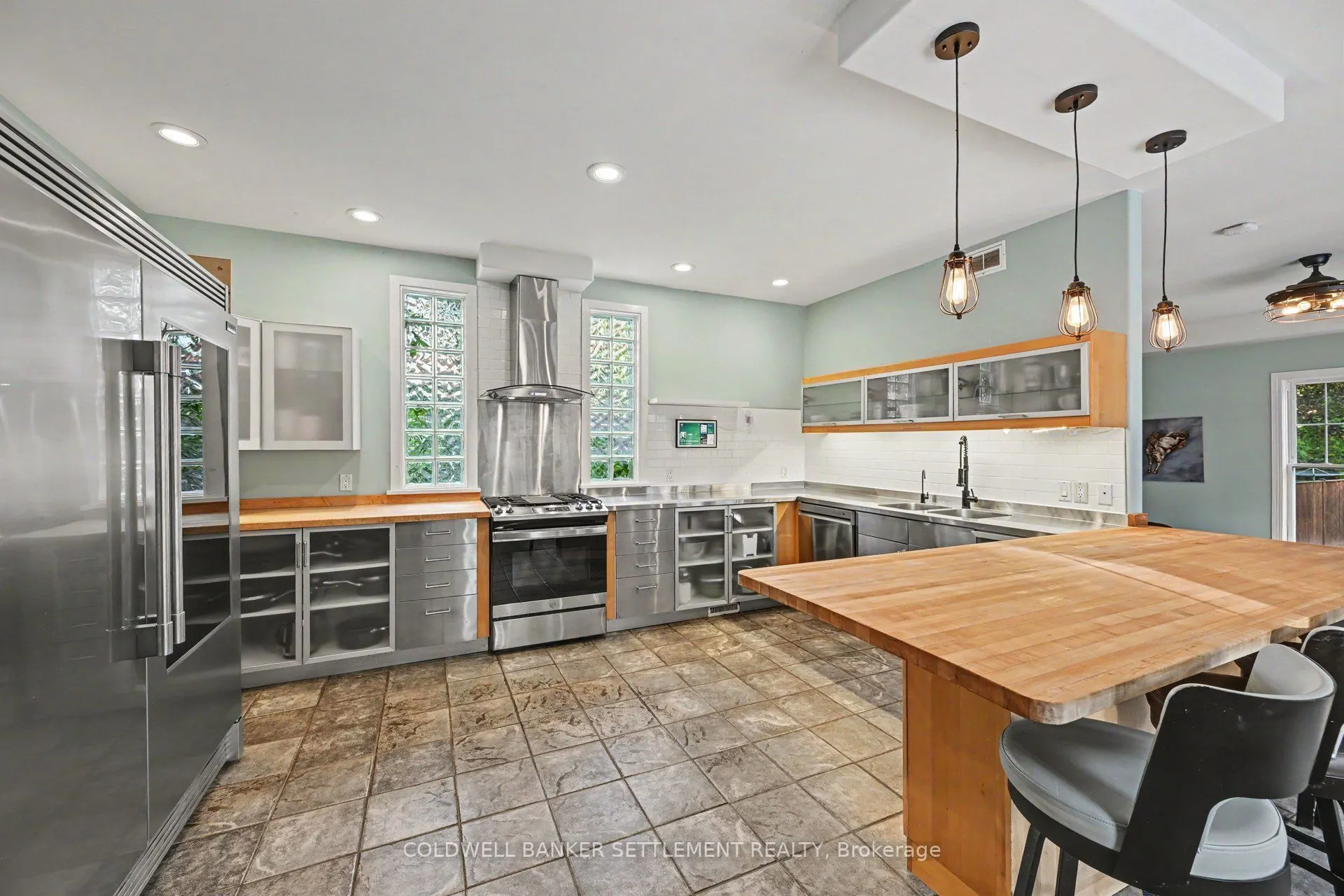46 Brock Street S