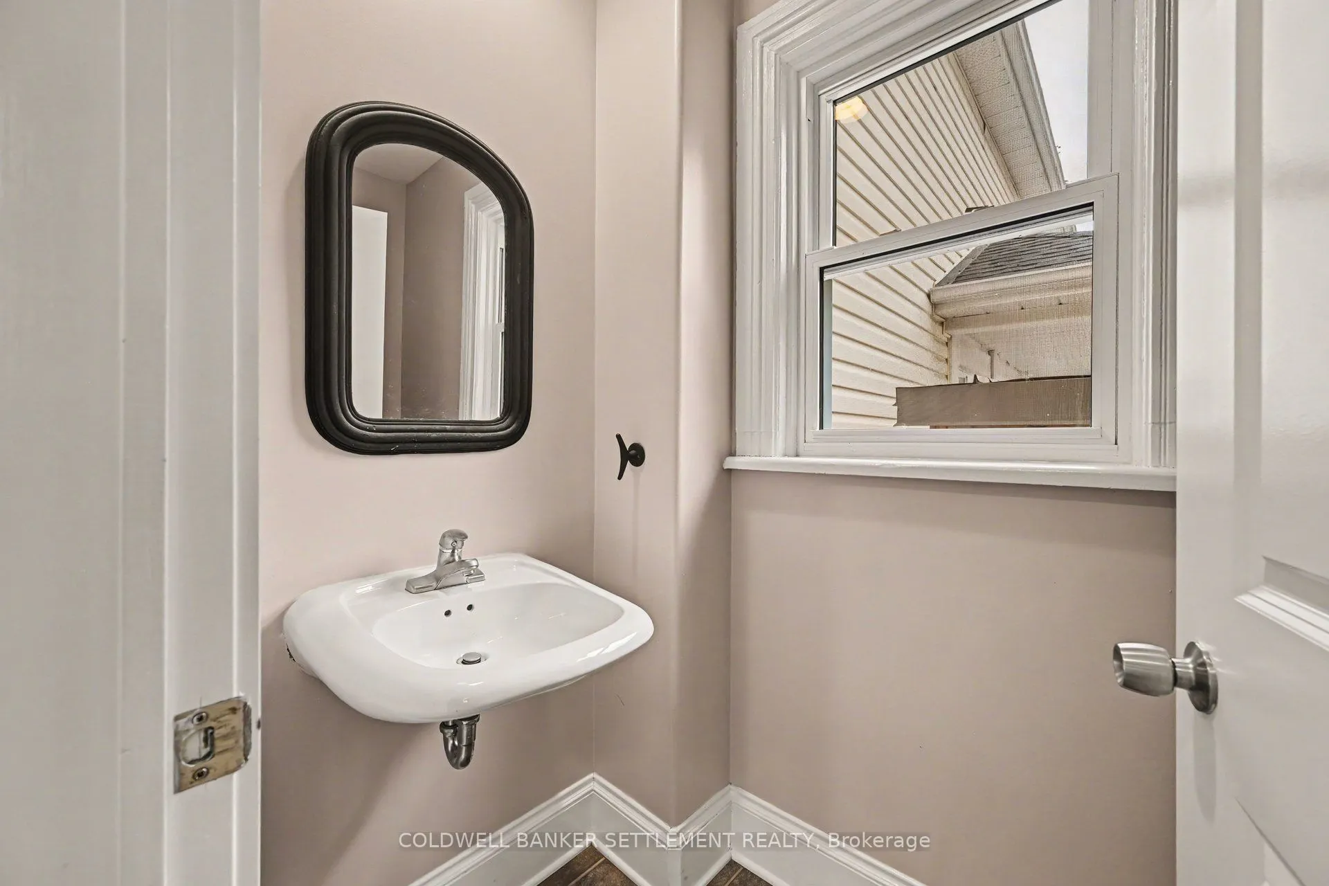 46 Brock Street S