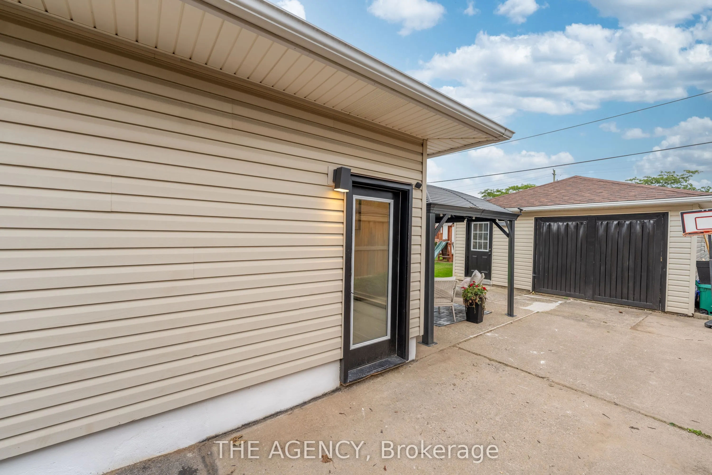 20 Ridge Point Drive