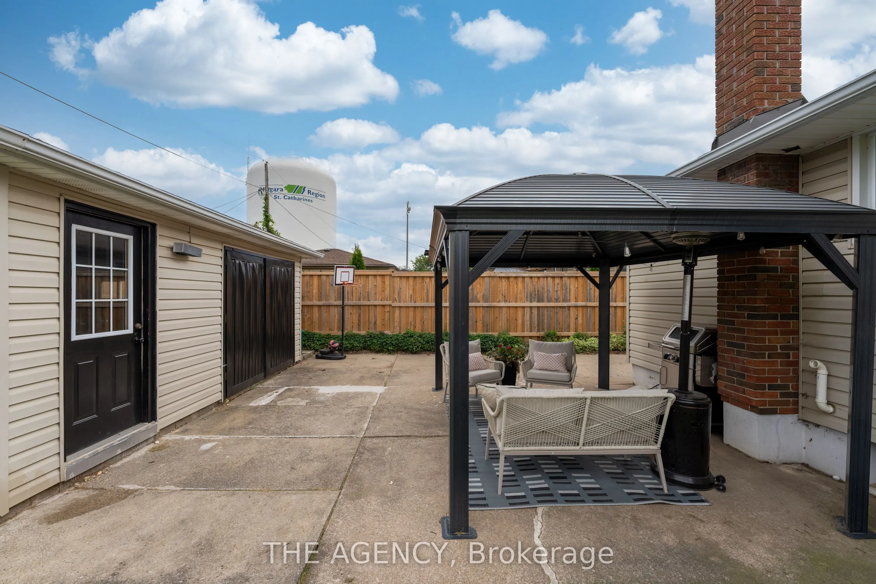 20 Ridge Point Drive