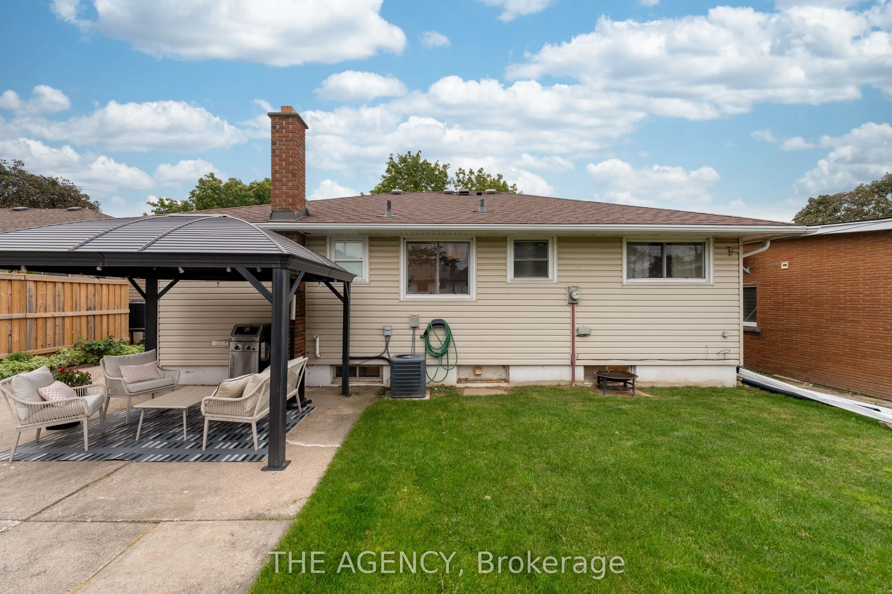 20 Ridge Point Drive