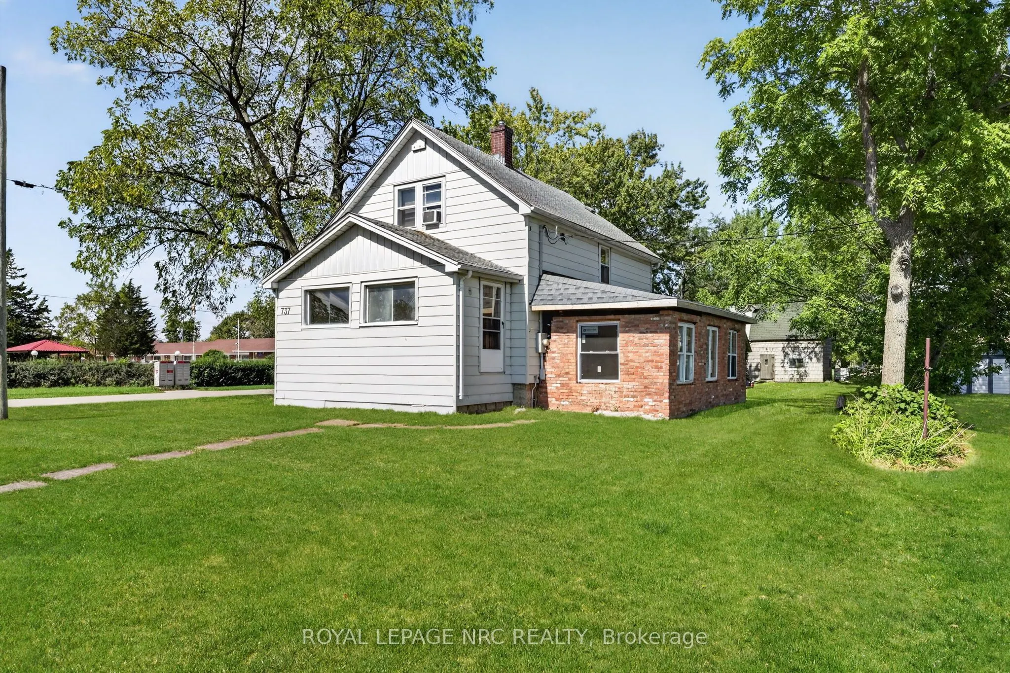 737 MAIN Street W