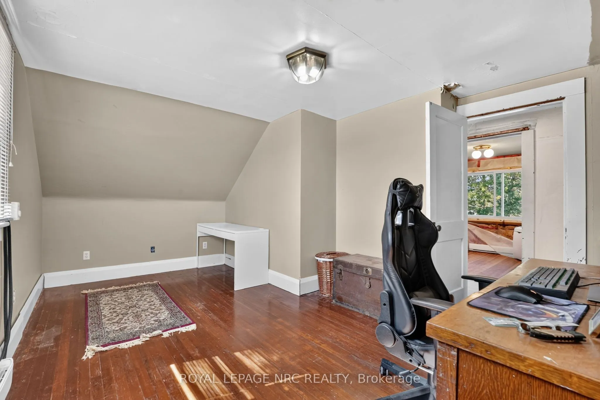 737 MAIN Street W