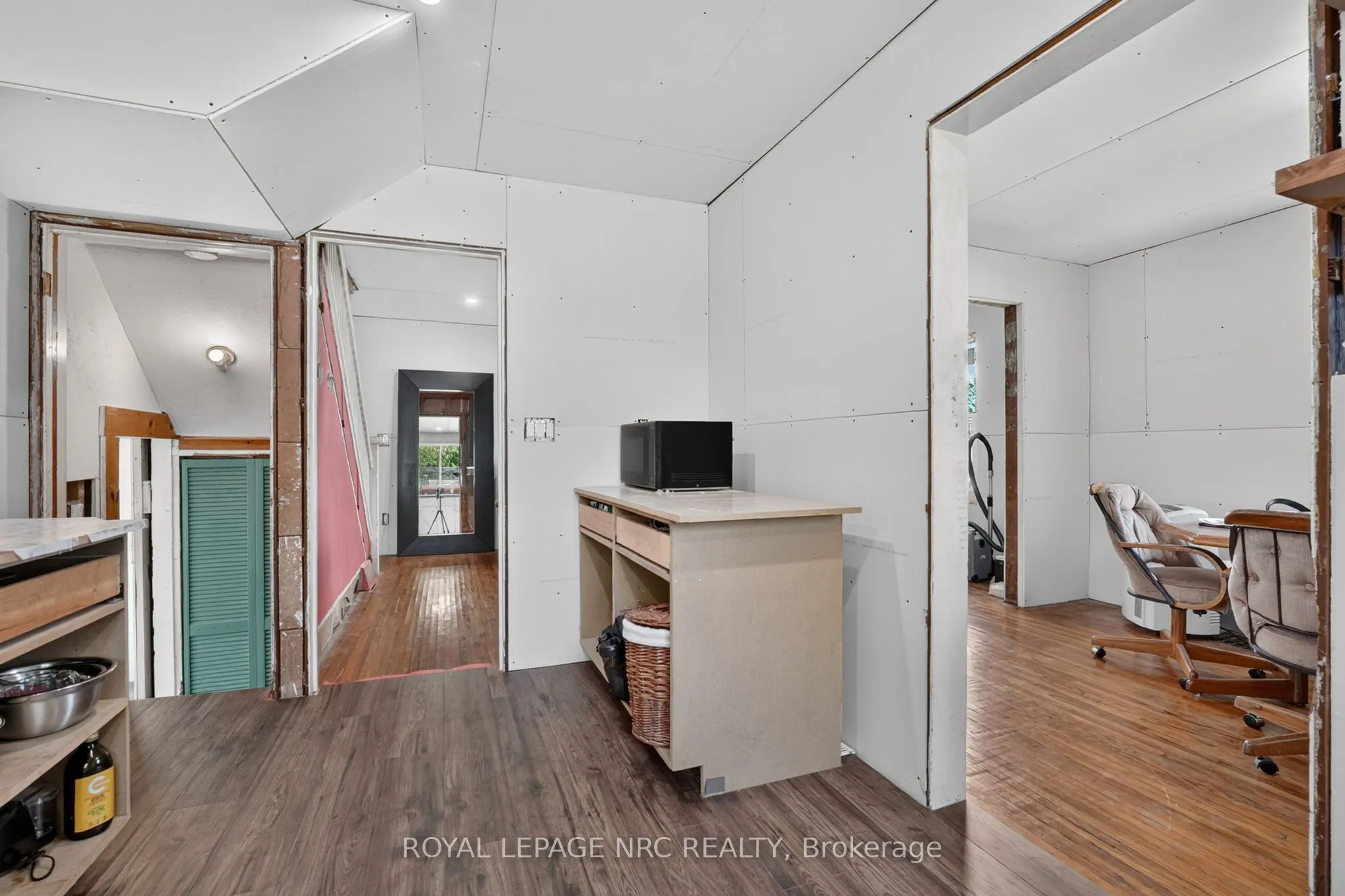 737 MAIN Street W