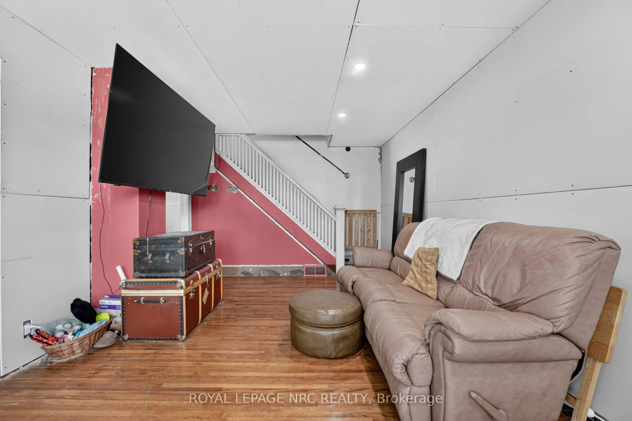 737 MAIN Street W