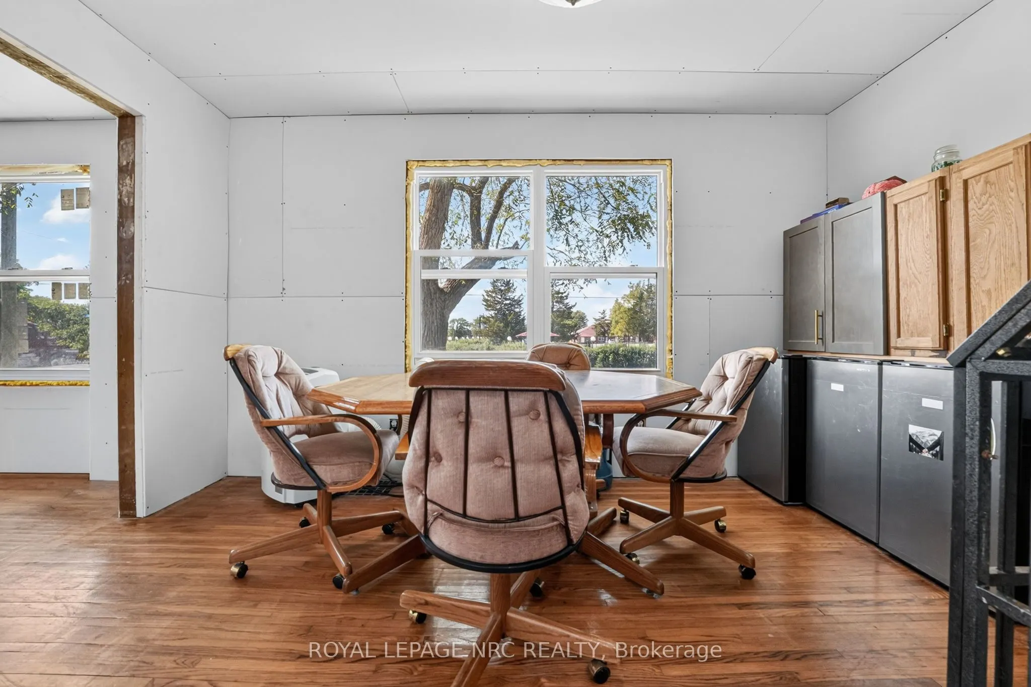 737 MAIN Street W