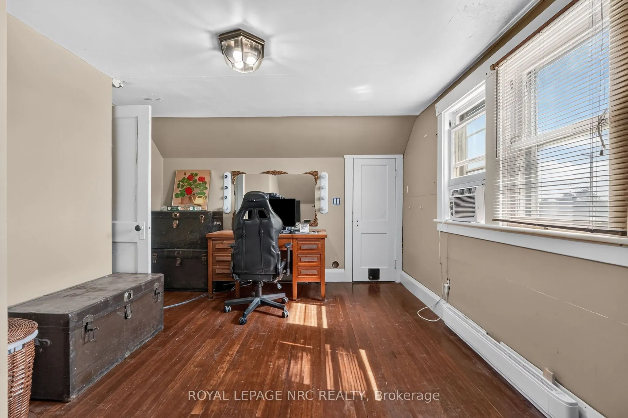 737 MAIN Street W