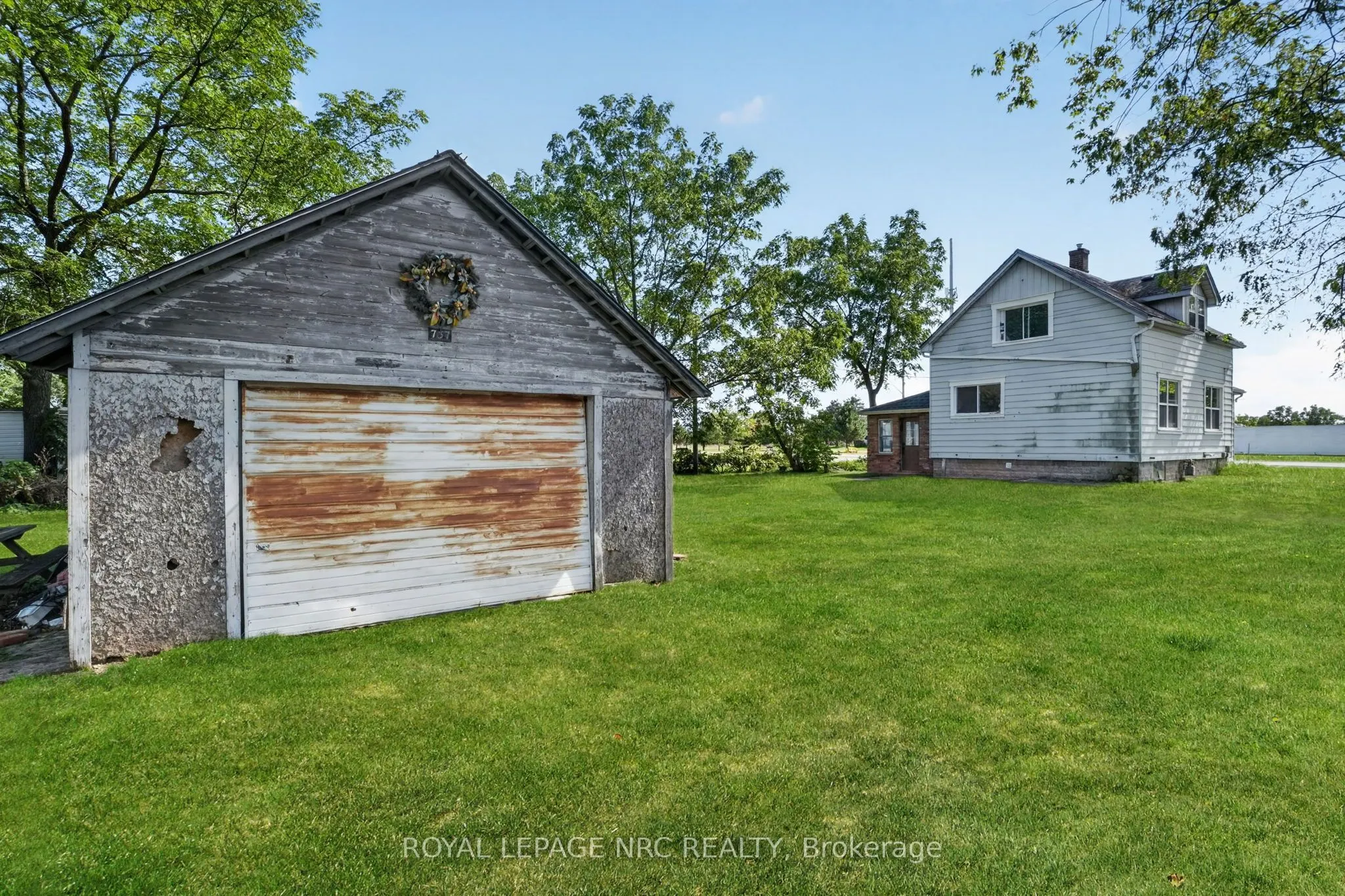 737 MAIN Street W