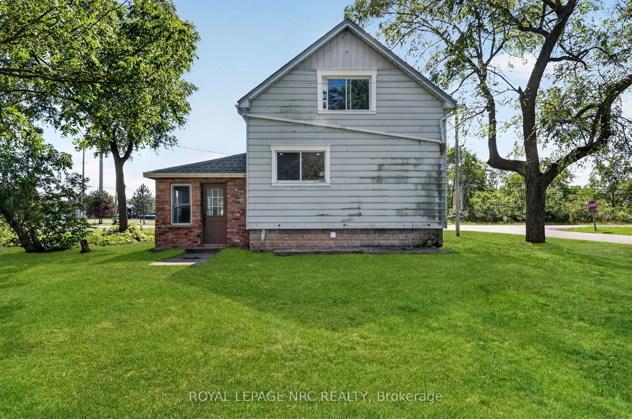 737 MAIN Street W