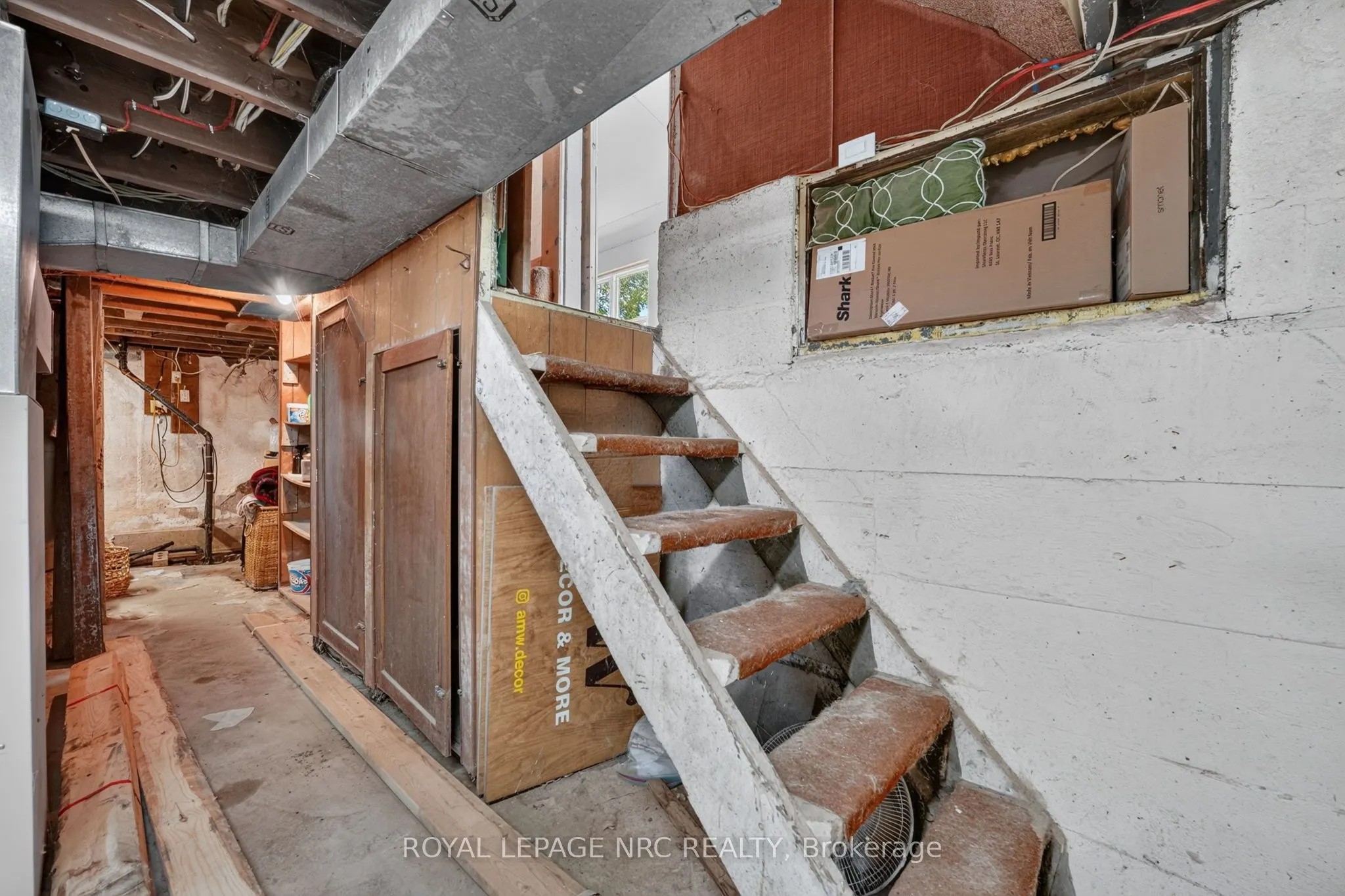 737 MAIN Street W