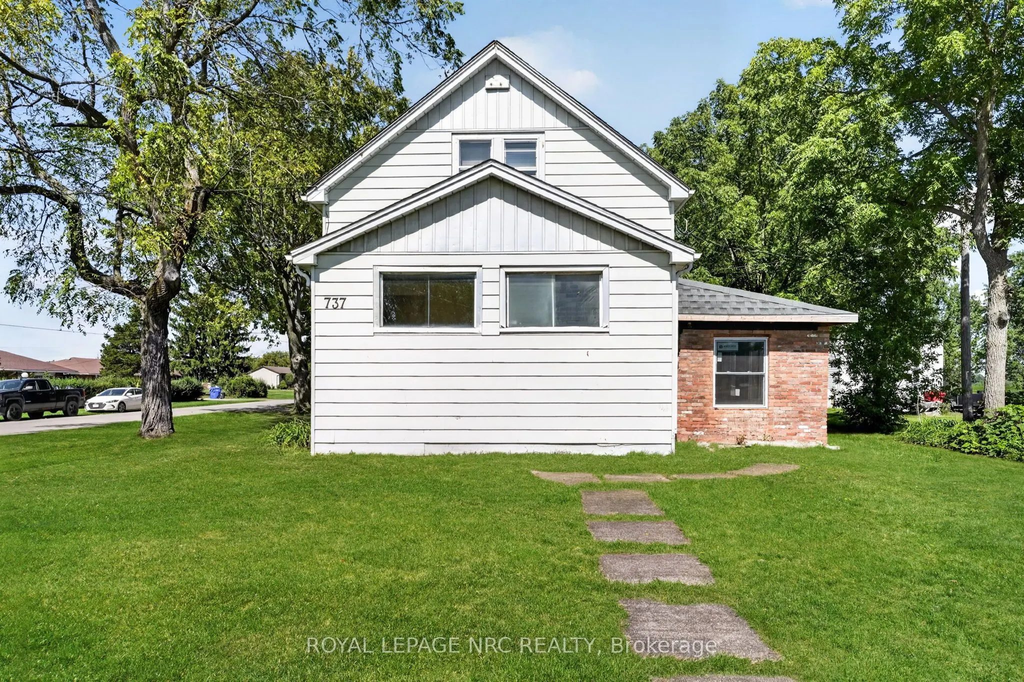 737 MAIN Street W