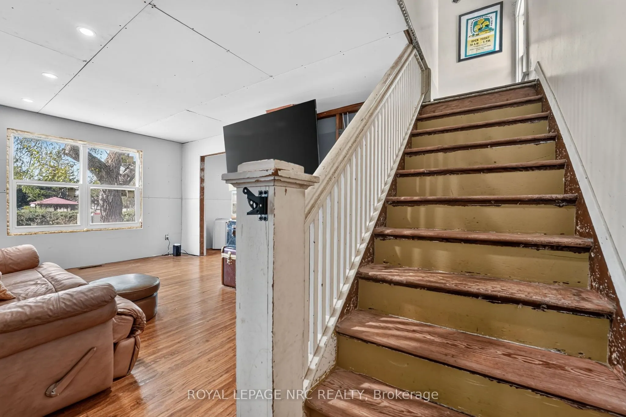 737 MAIN Street W