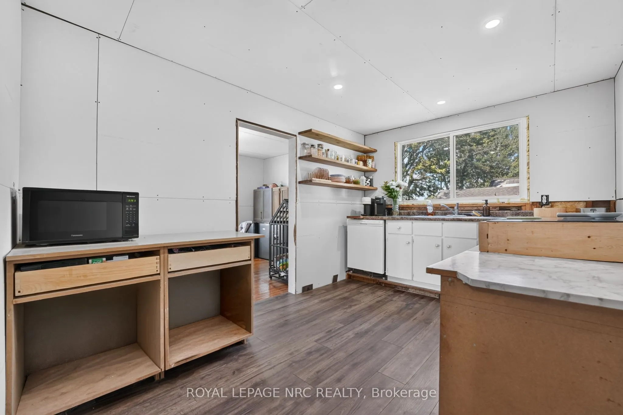 737 MAIN Street W