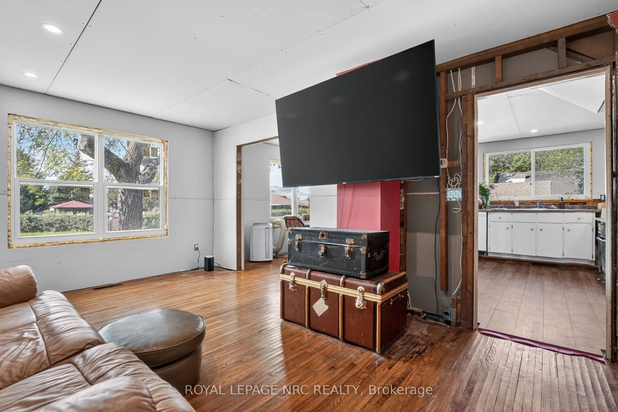 737 MAIN Street W