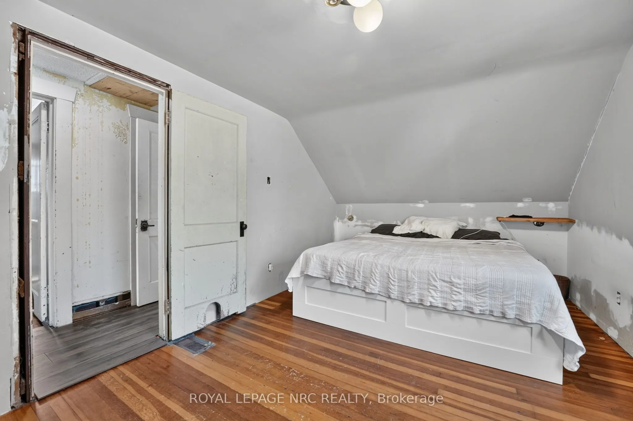 737 MAIN Street W