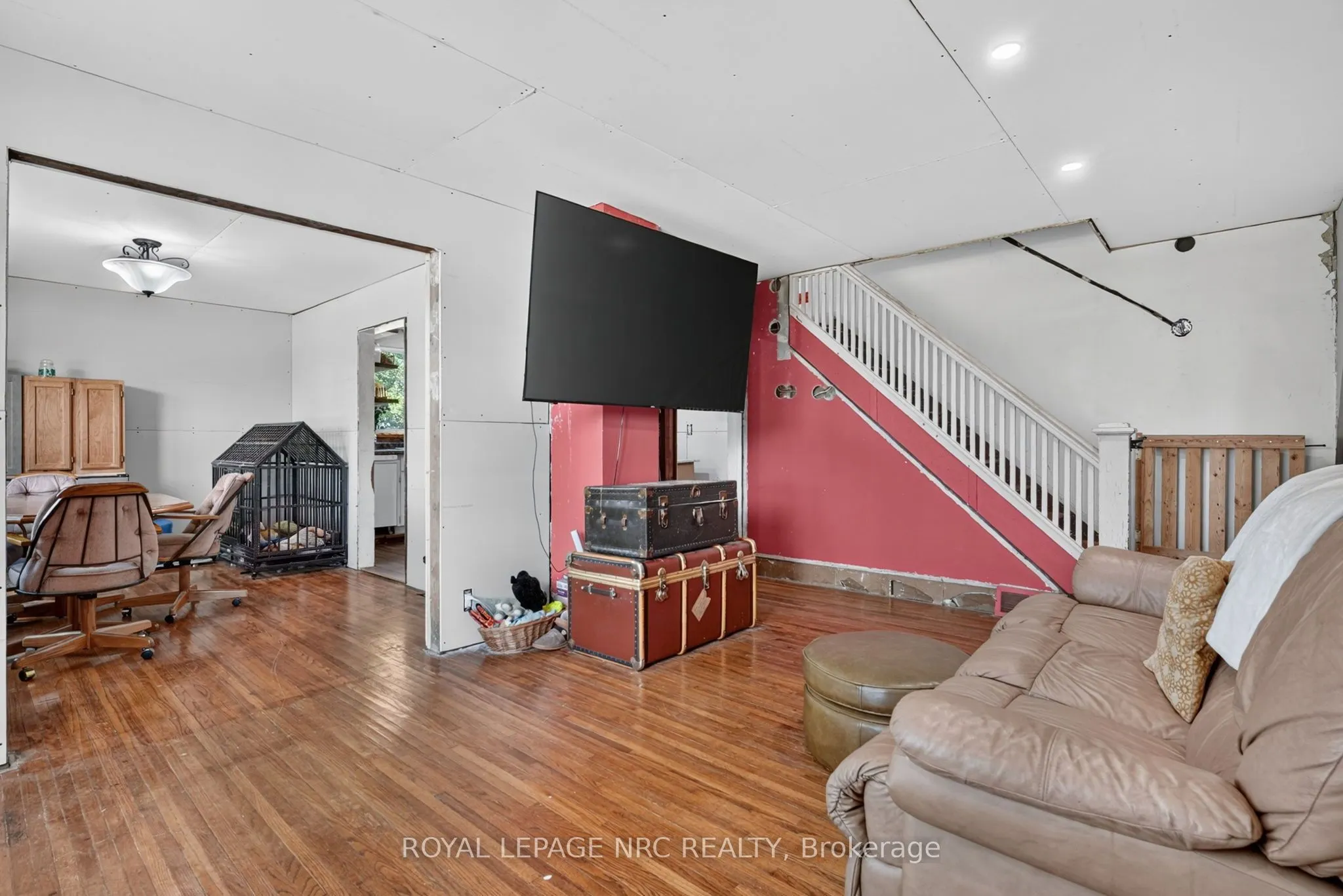 737 MAIN Street W