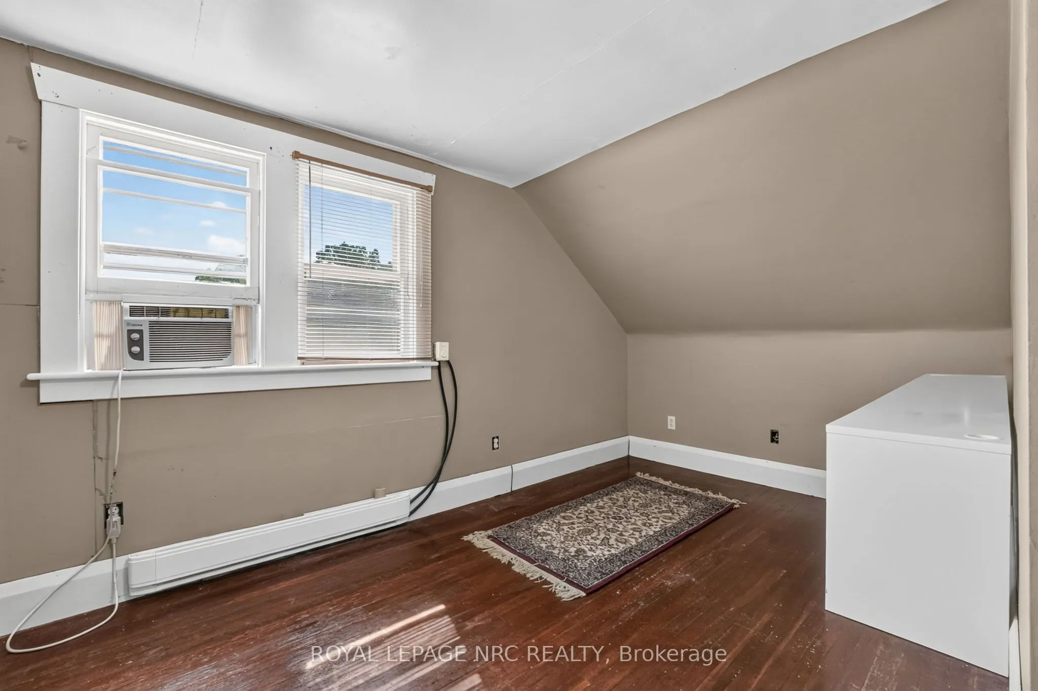 737 MAIN Street W