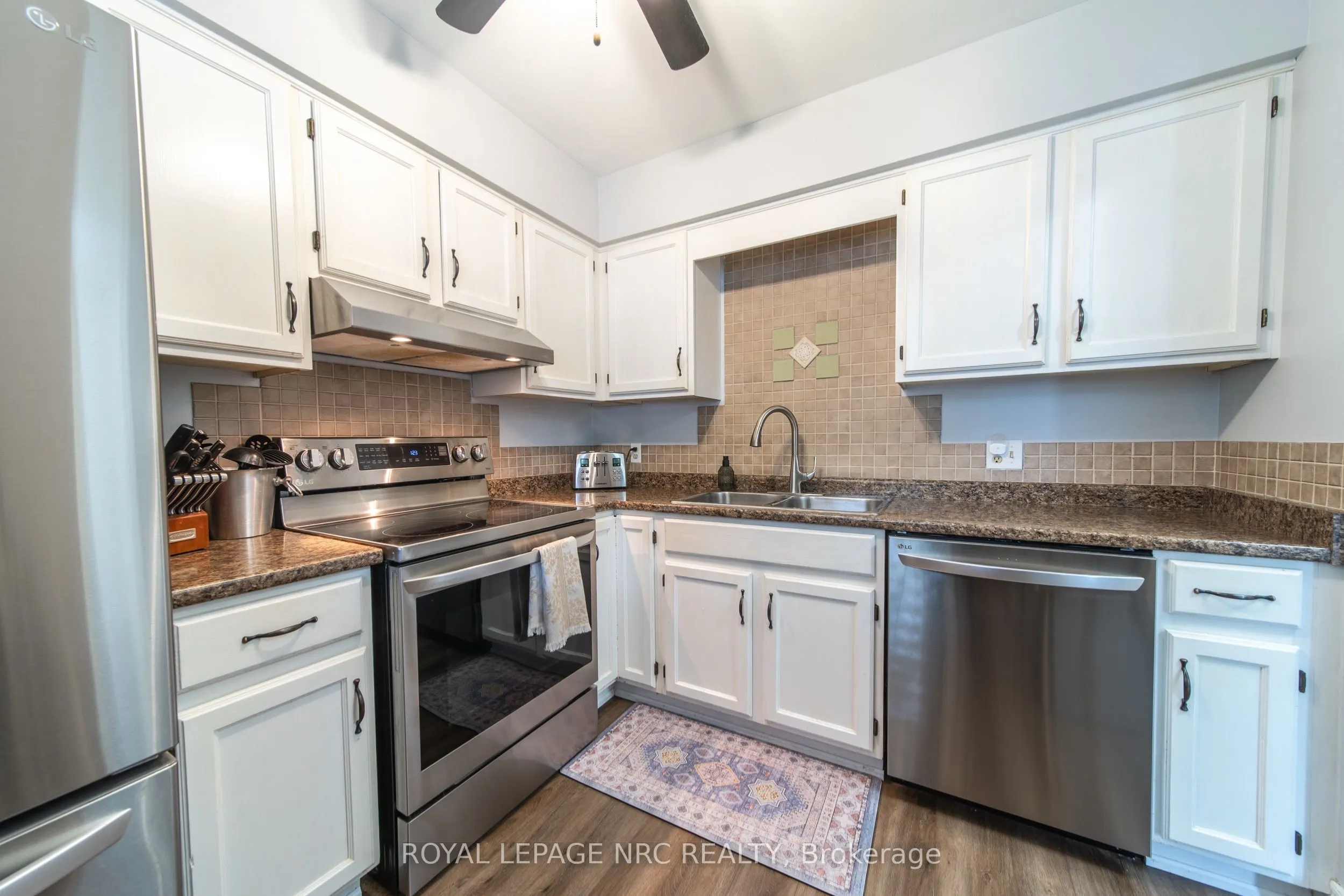 6073 Wildrose Crescent