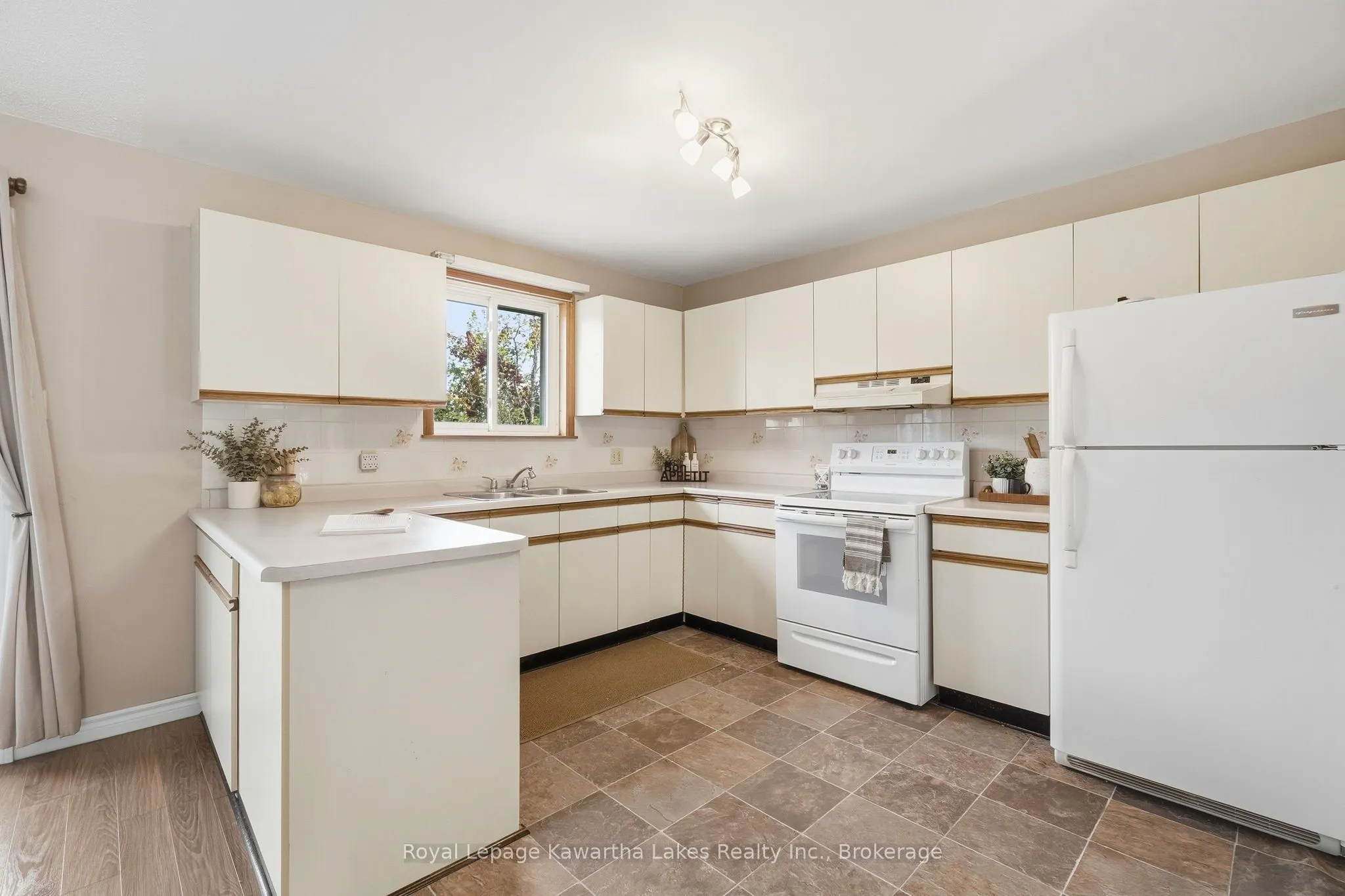 115 Mary Street W #27