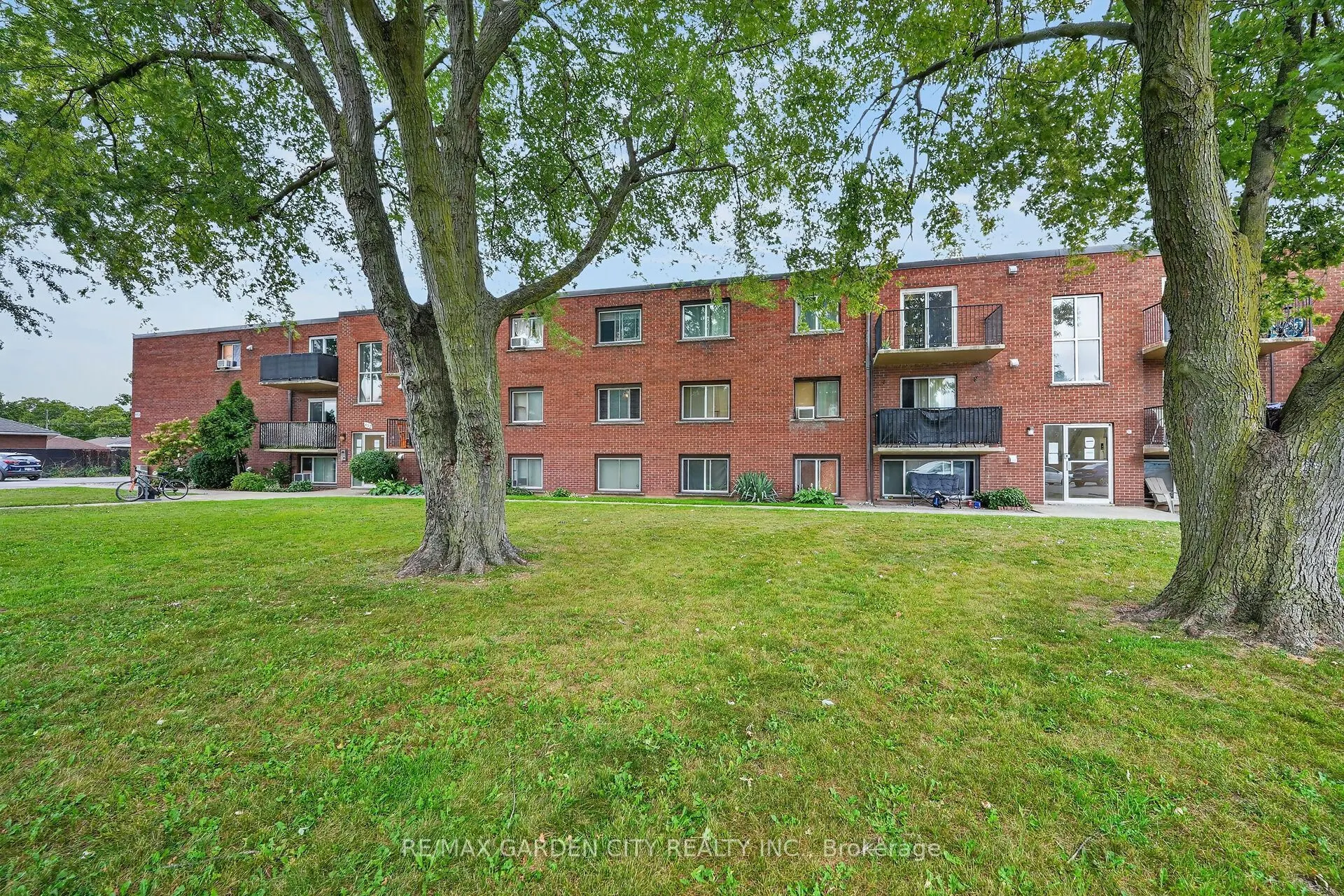 452 Carlton Street S #37