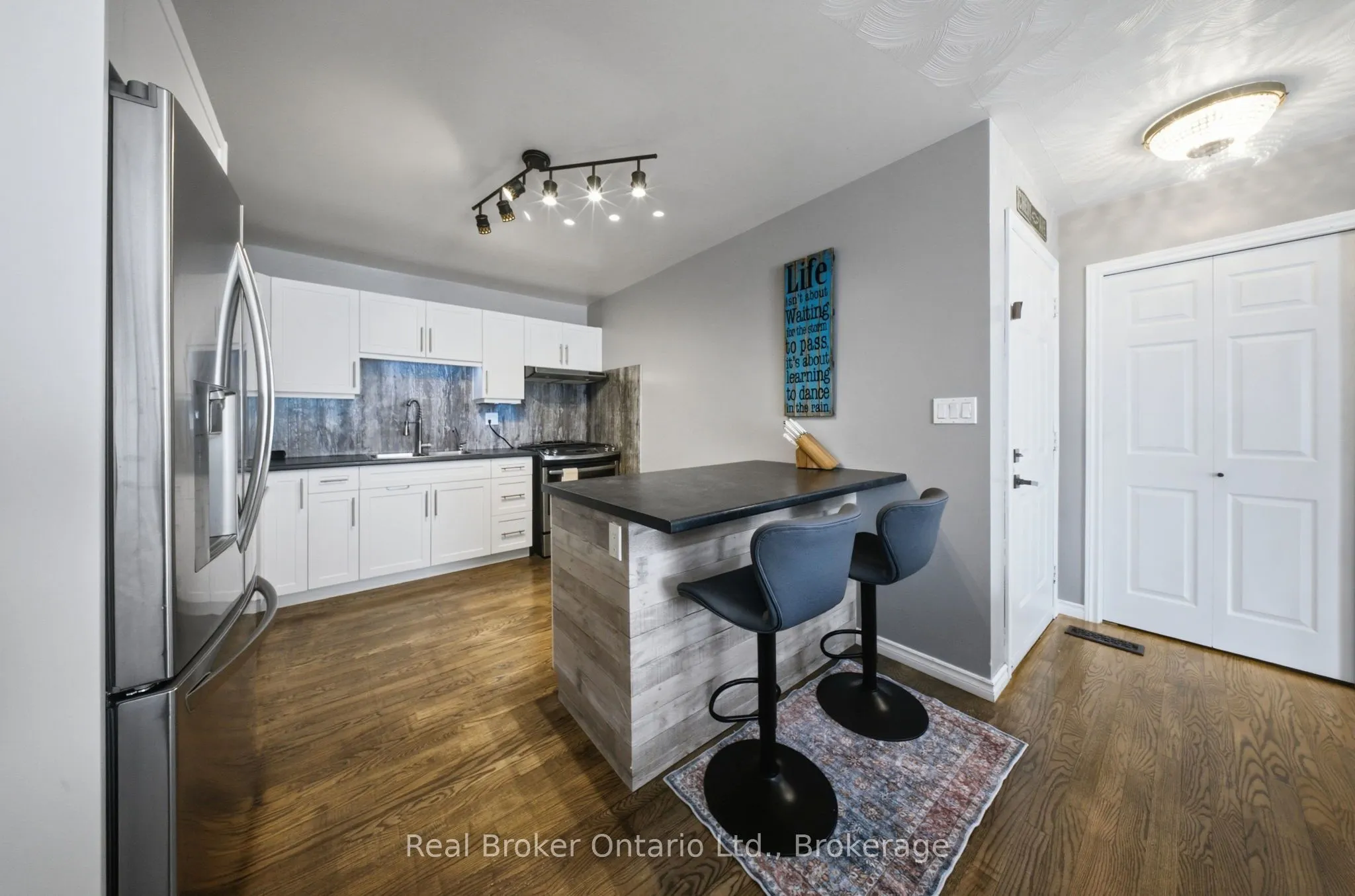 11 Dundas Street W