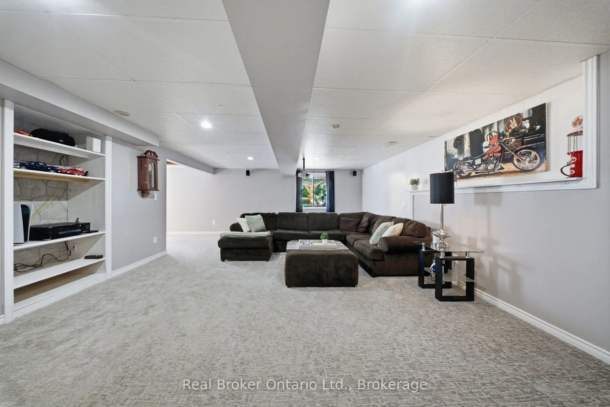 11 Dundas Street W