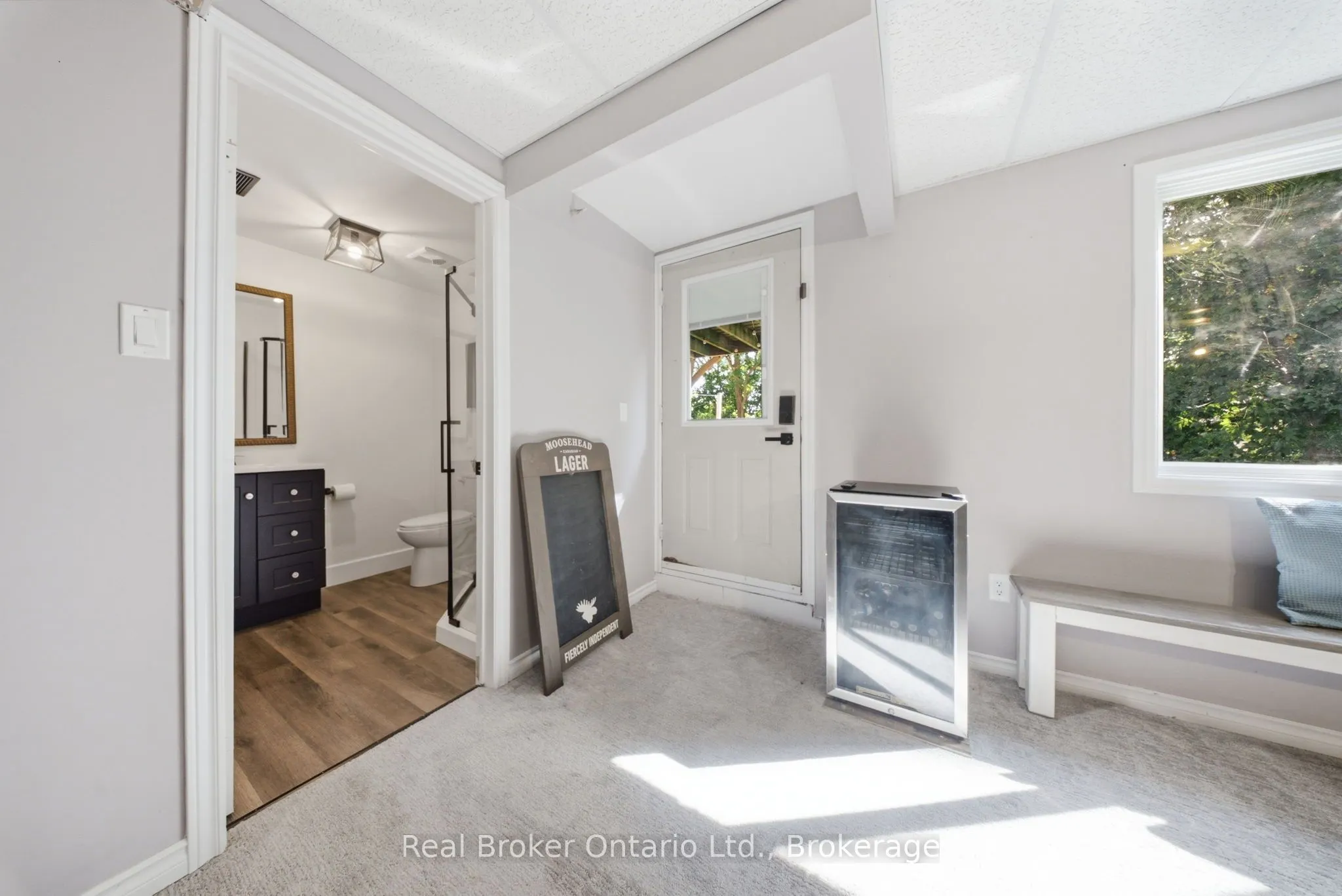11 Dundas Street W