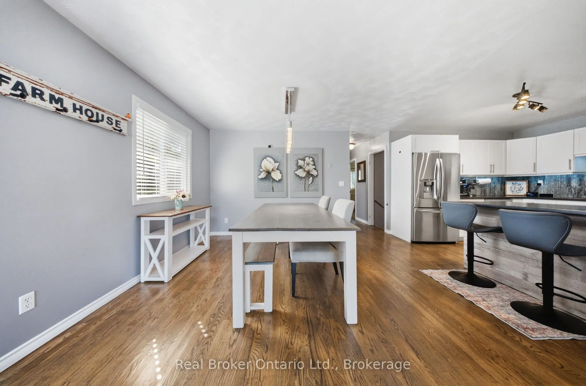 11 Dundas Street W