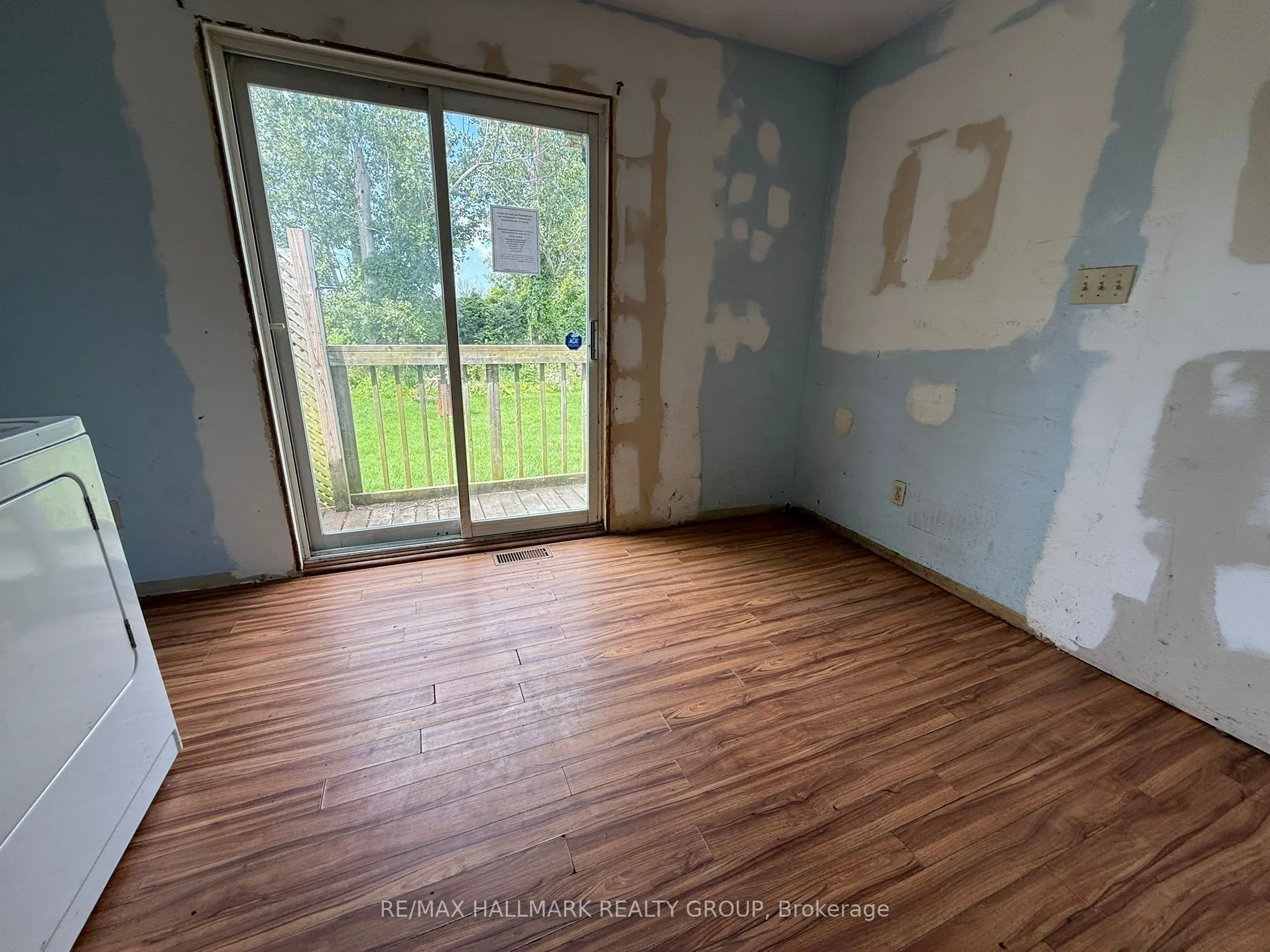 12 Circle Drive S