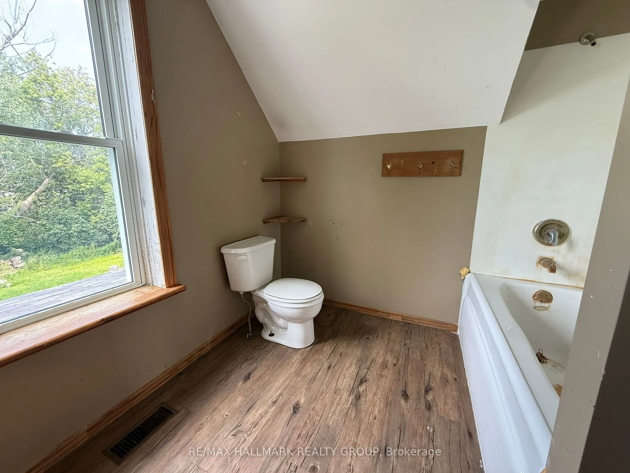 12 Circle Drive S