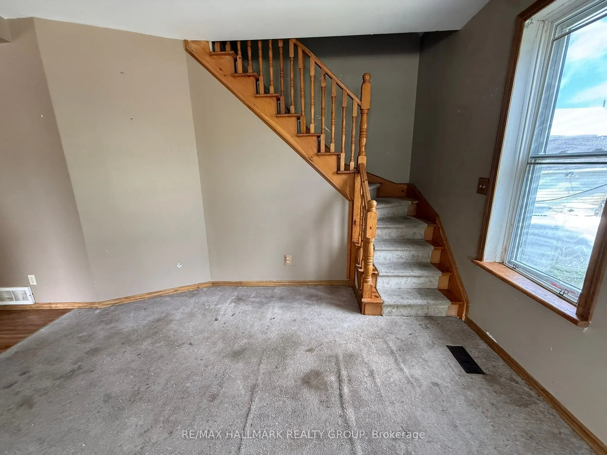 12 Circle Drive S