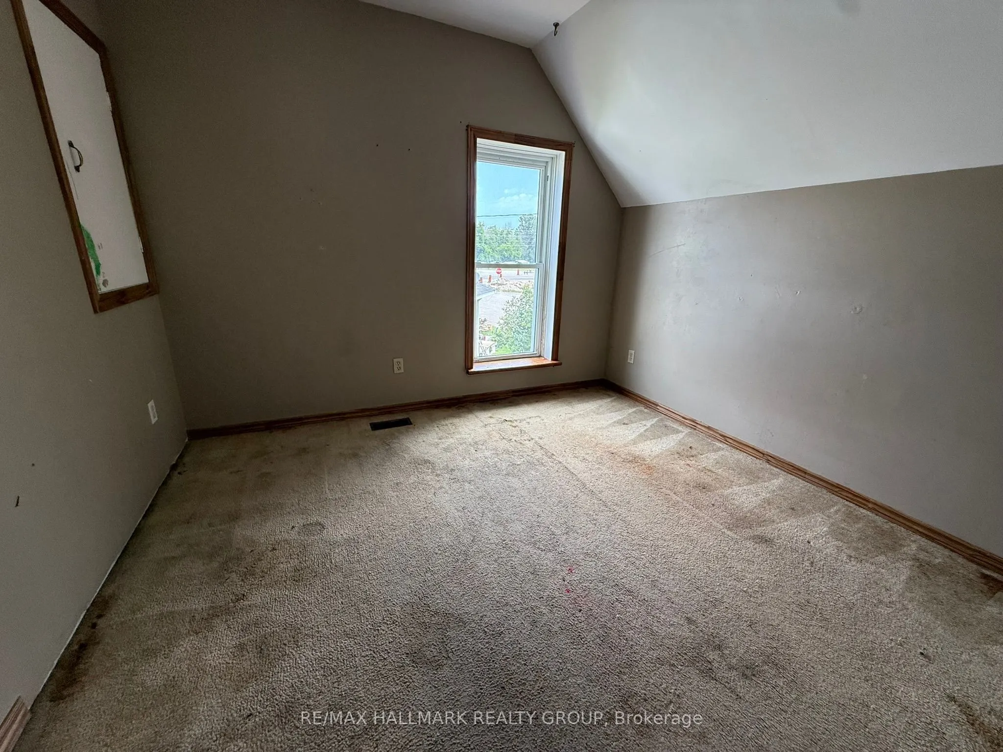 12 Circle Drive S