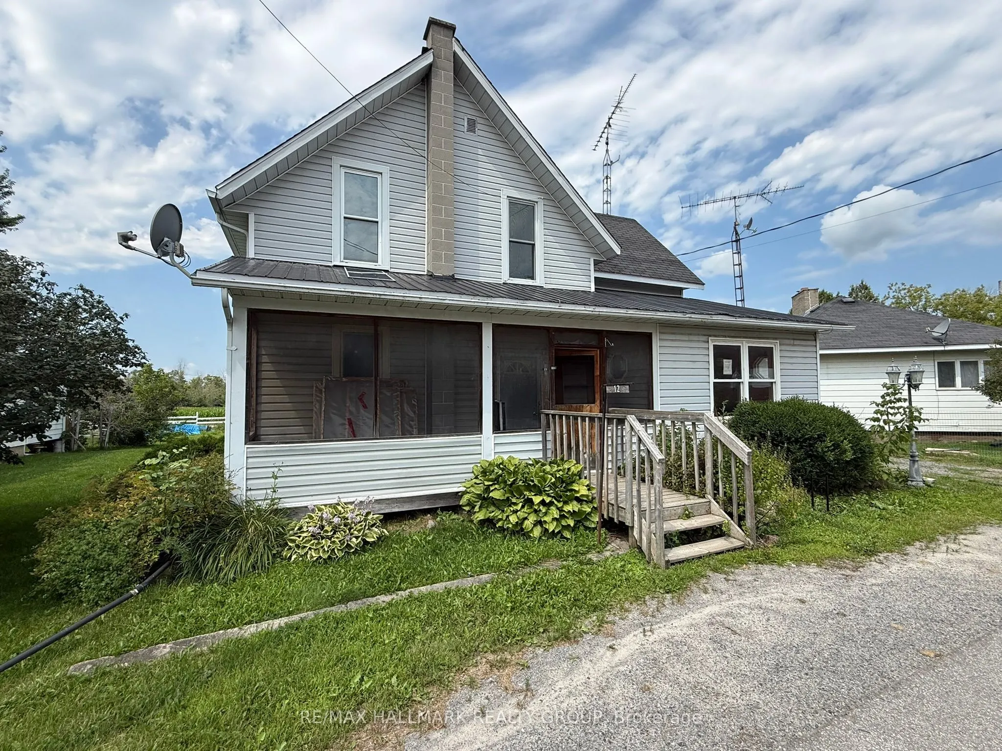 12 Circle Drive S