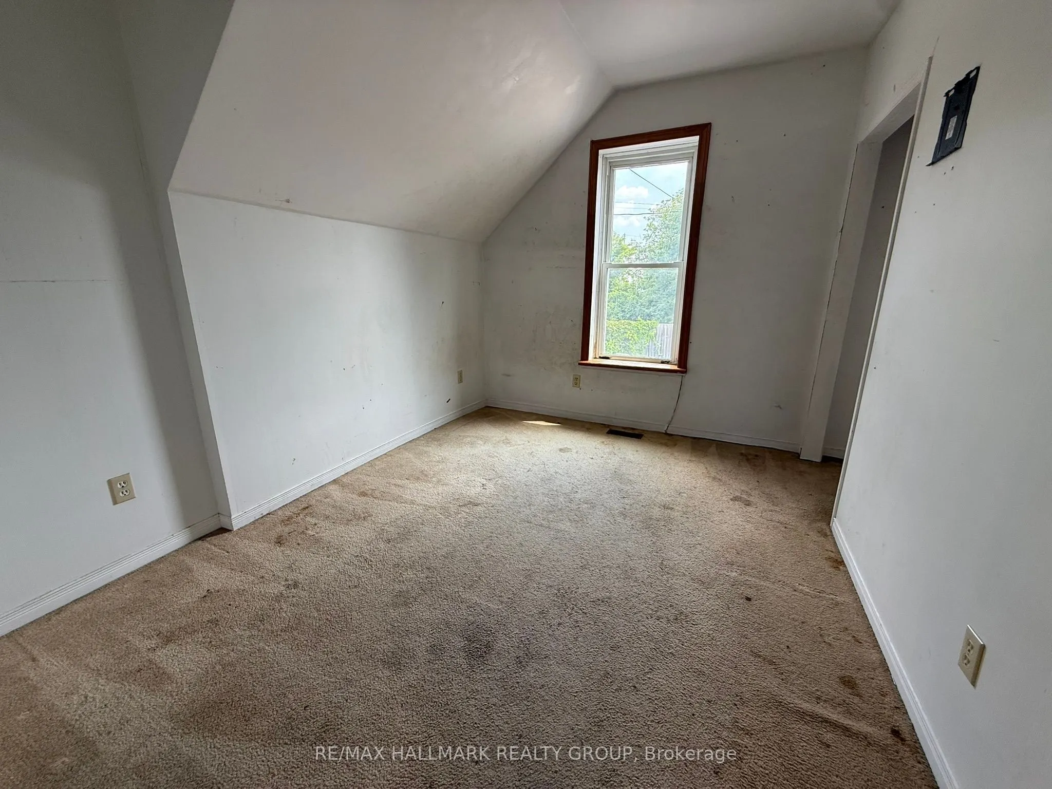 12 Circle Drive S