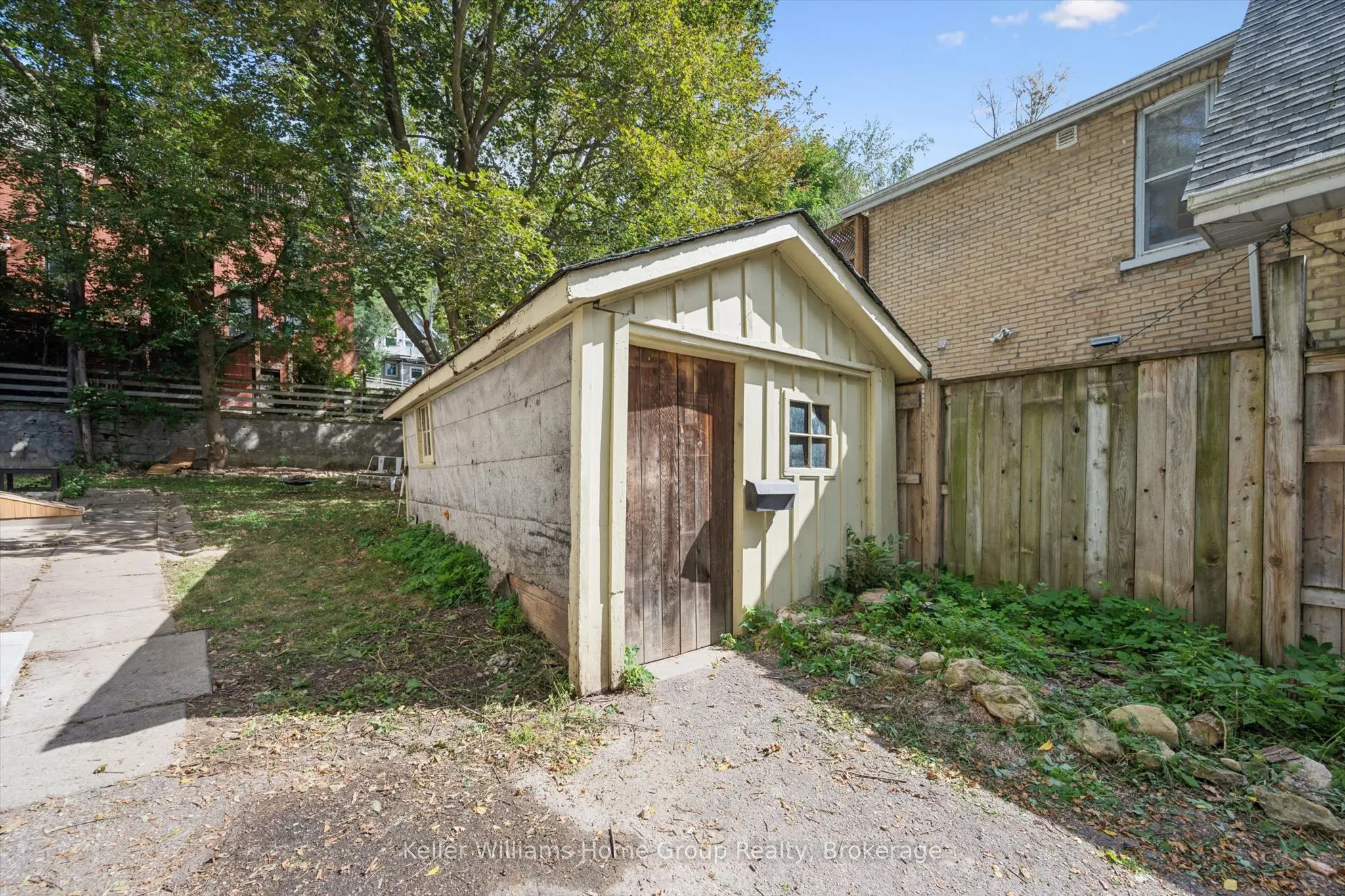 37 Arthur Street N